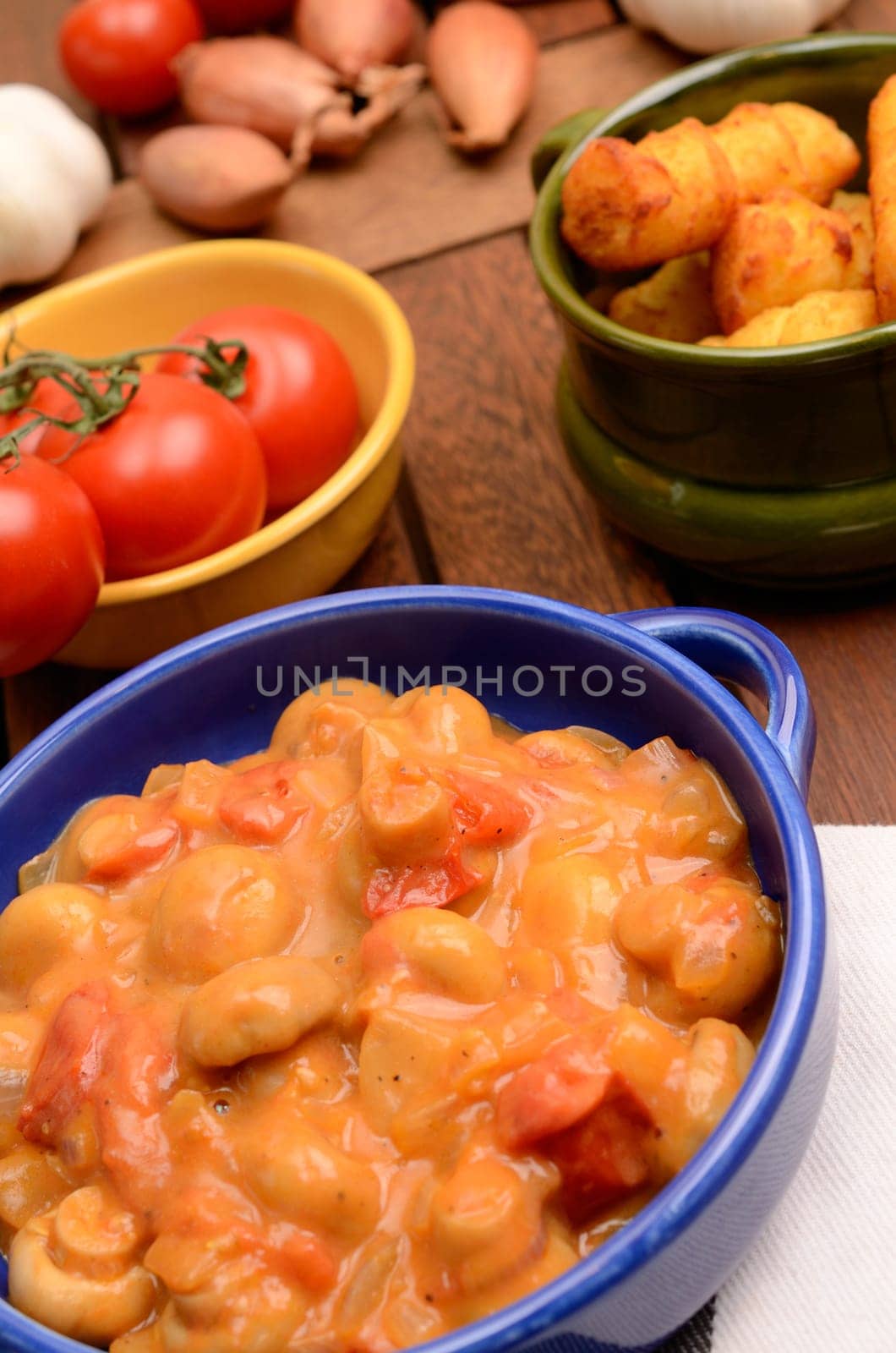 Spicy mushrooms with tomatoes and fried potatoes