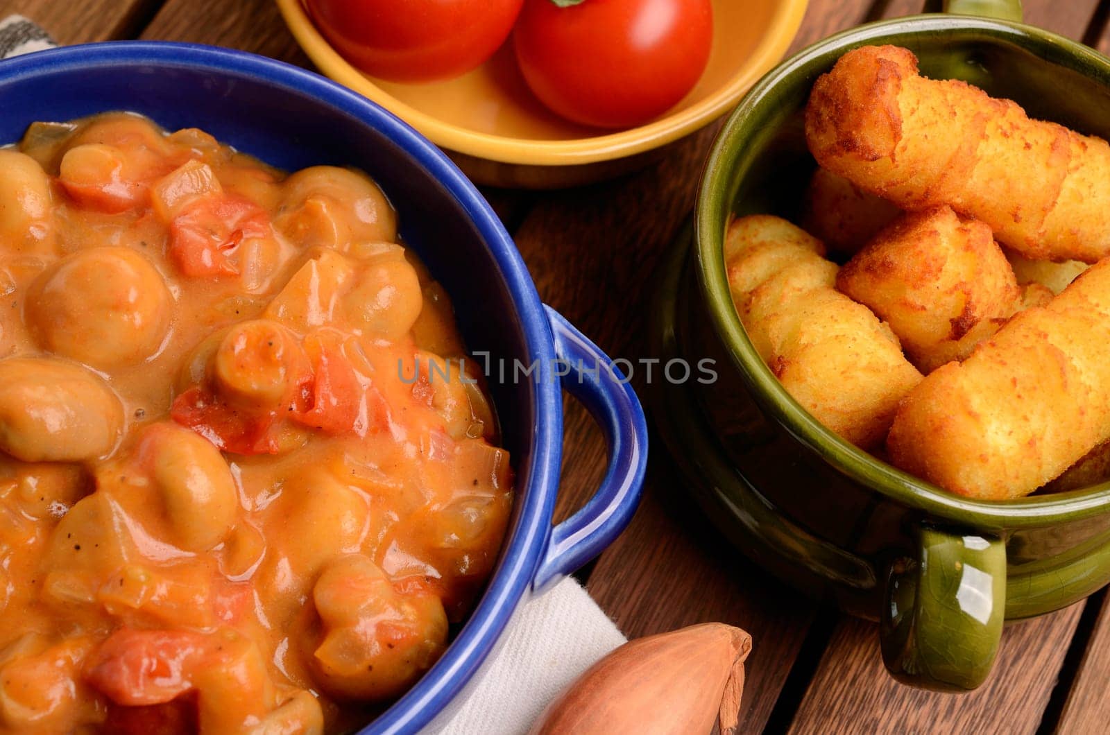 Spicy mushrooms with tomatoes and fried potatoes