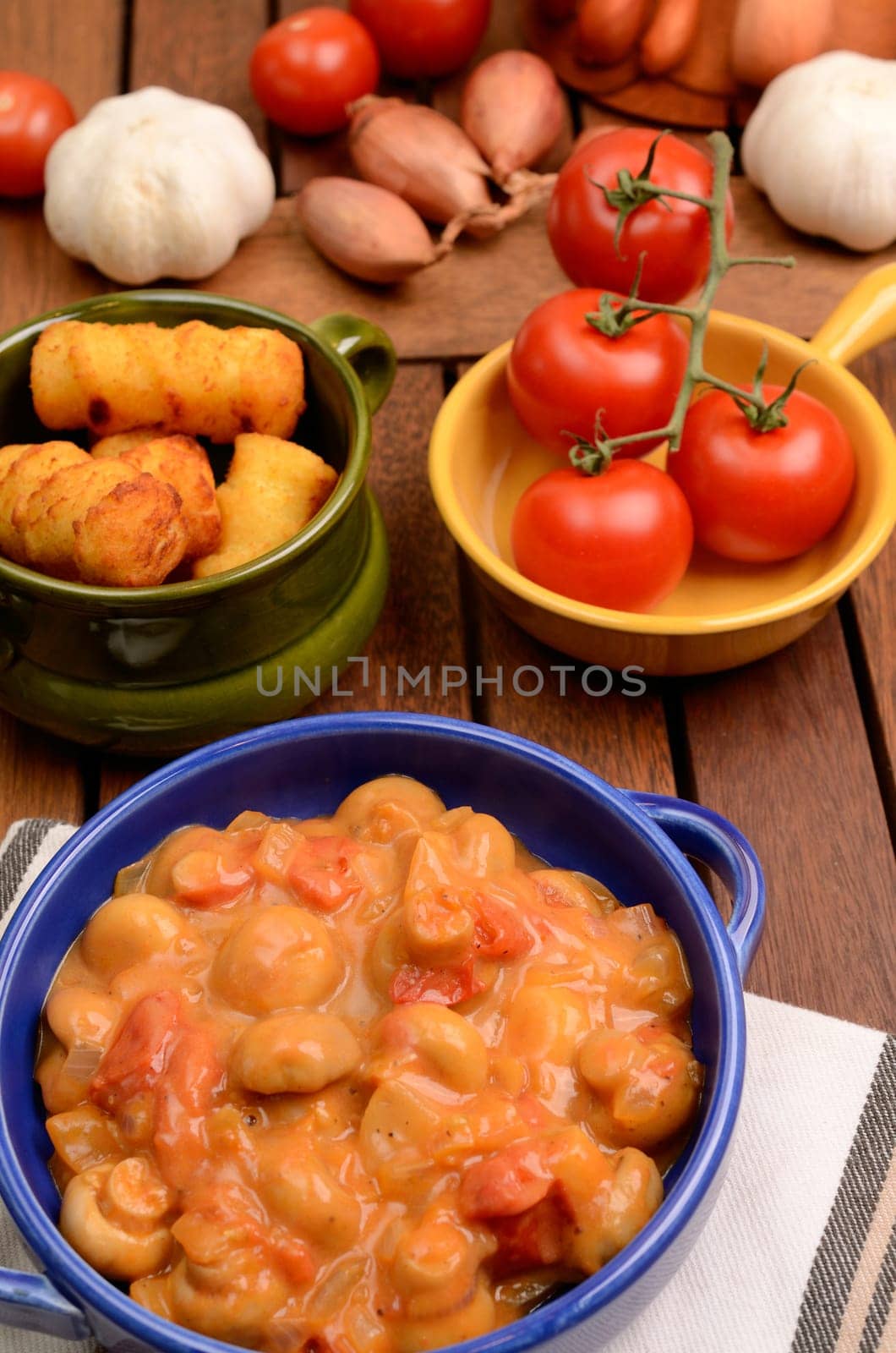 Spicy mushrooms with tomatoes and fried potatoes