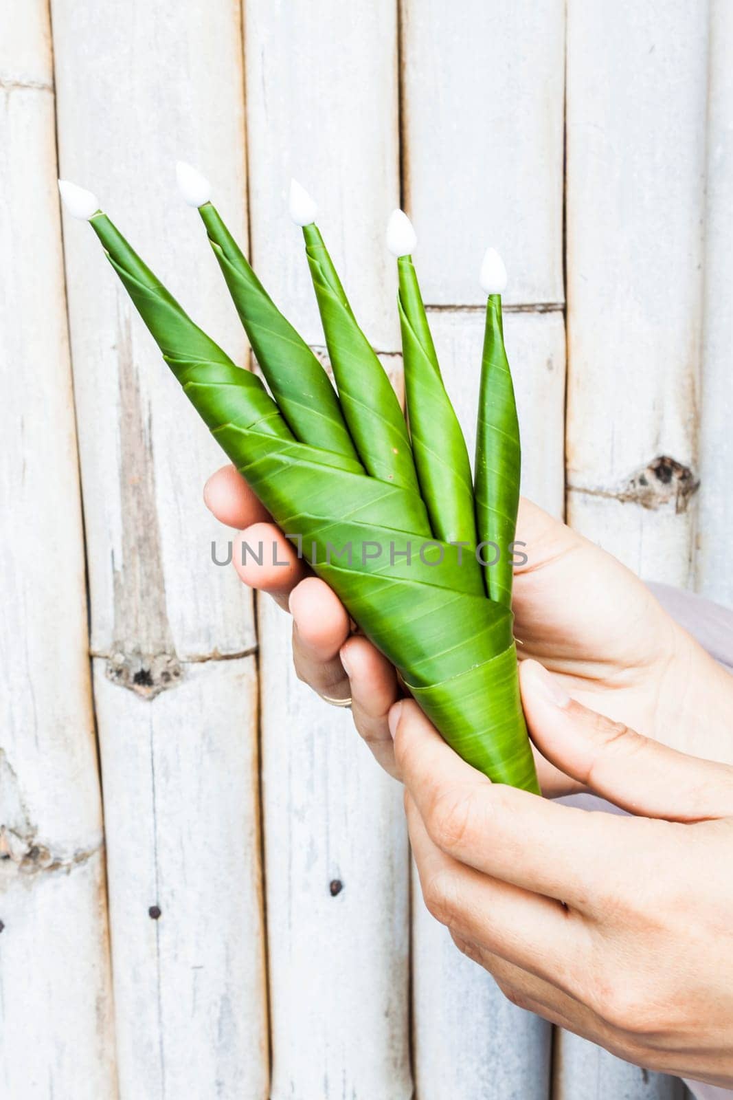 Hand hold a part of rice offering