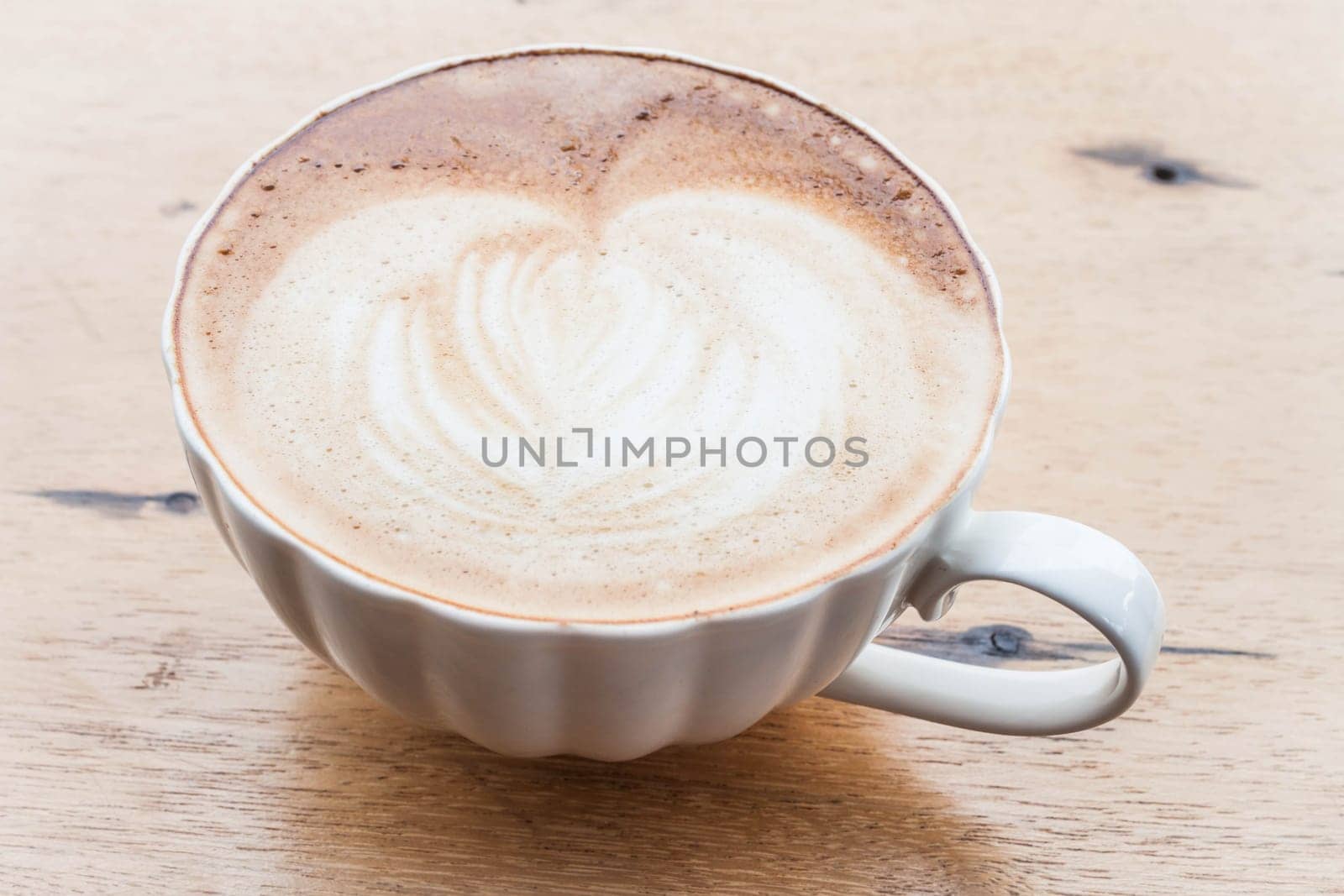 Free pour hot coffee latte art cup