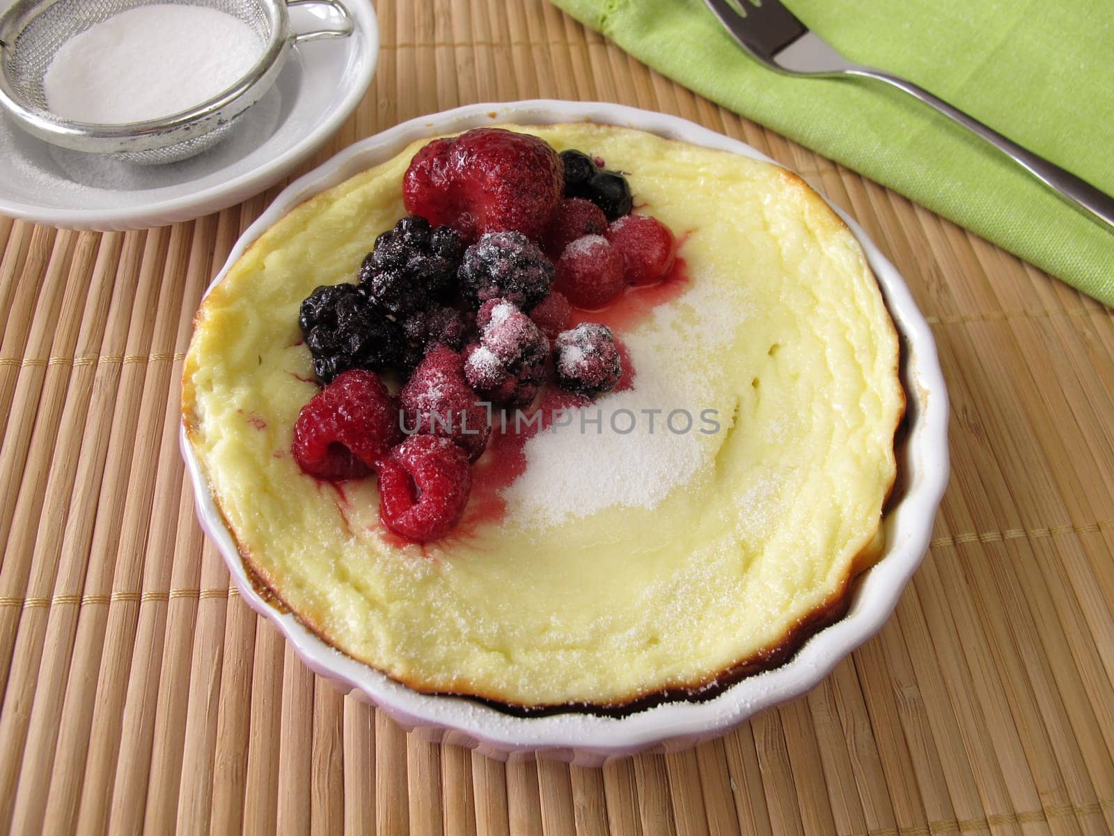 Small curd cake without soil with berries