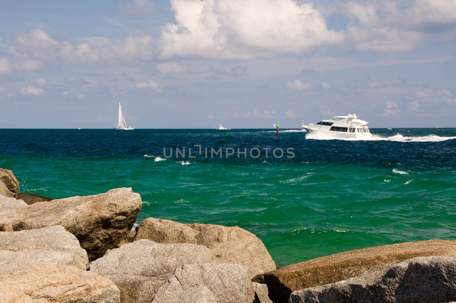 Strait,Harbour Entrance,Speedboat,Speedboat,Spray,Race,Fast,Driving,Yacht,Pier,Kai,Pier,Channel,Track,Rocks,Stones,Fort Lauderdale,Florida,USA,America