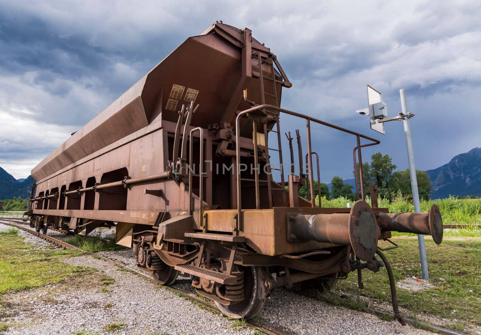 wagon suitable for the transport of chemical elements in granules