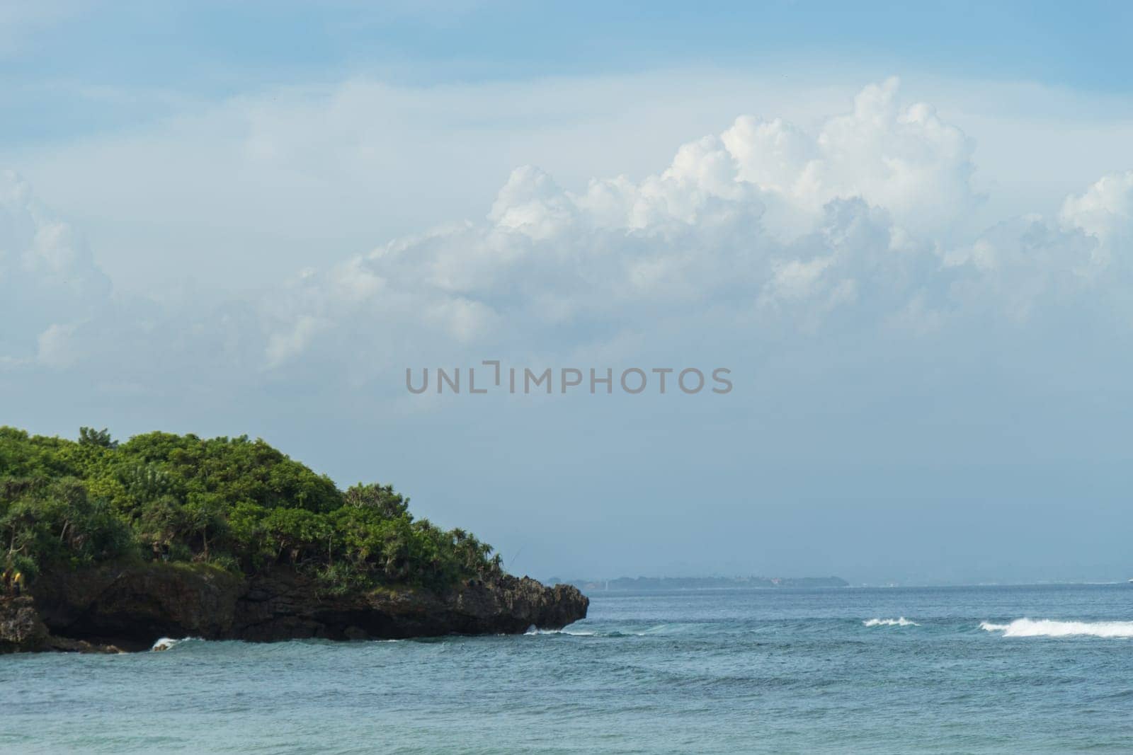 Beautiful secluded sandy beach in the Caribbean with white sand and blue sky as in paradise