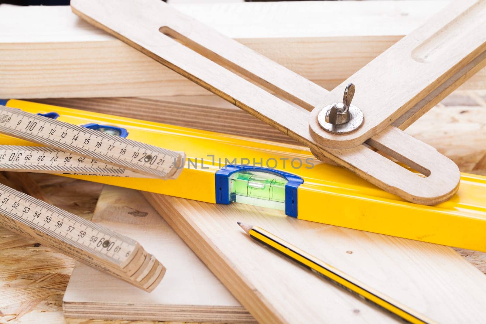 Water-wag wikelmesser and zollstock during wood processing in a carpentry workshop
