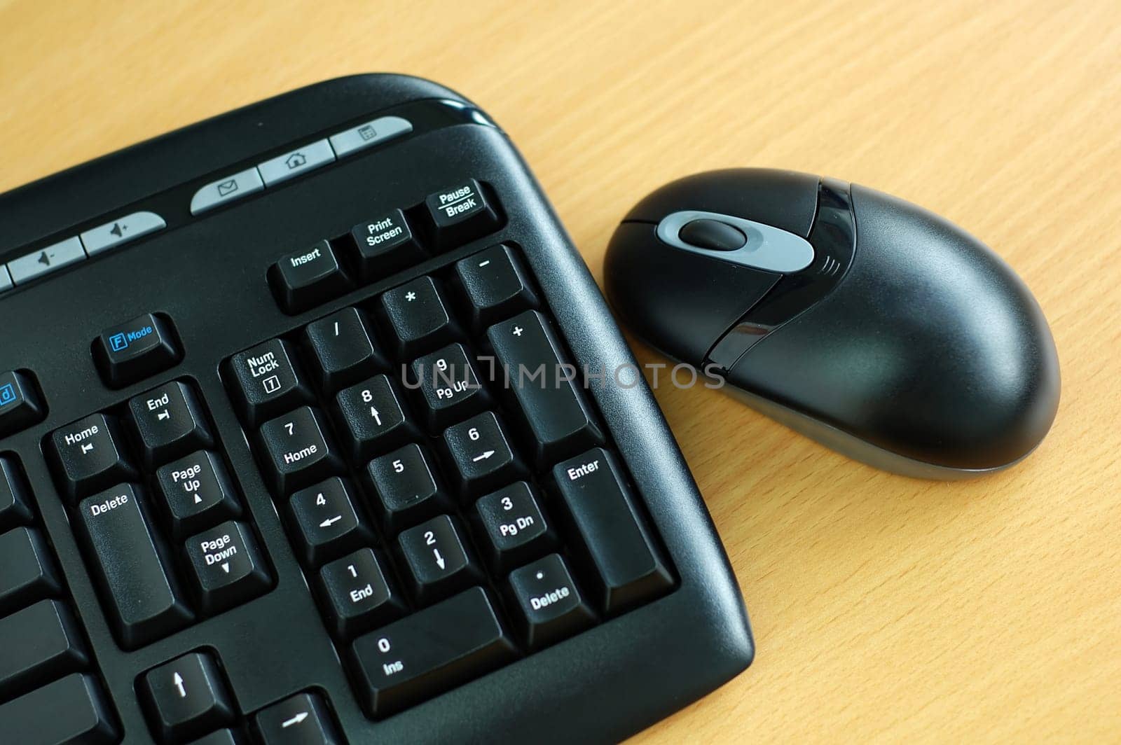 Black wirel keyboard and mouse on desk