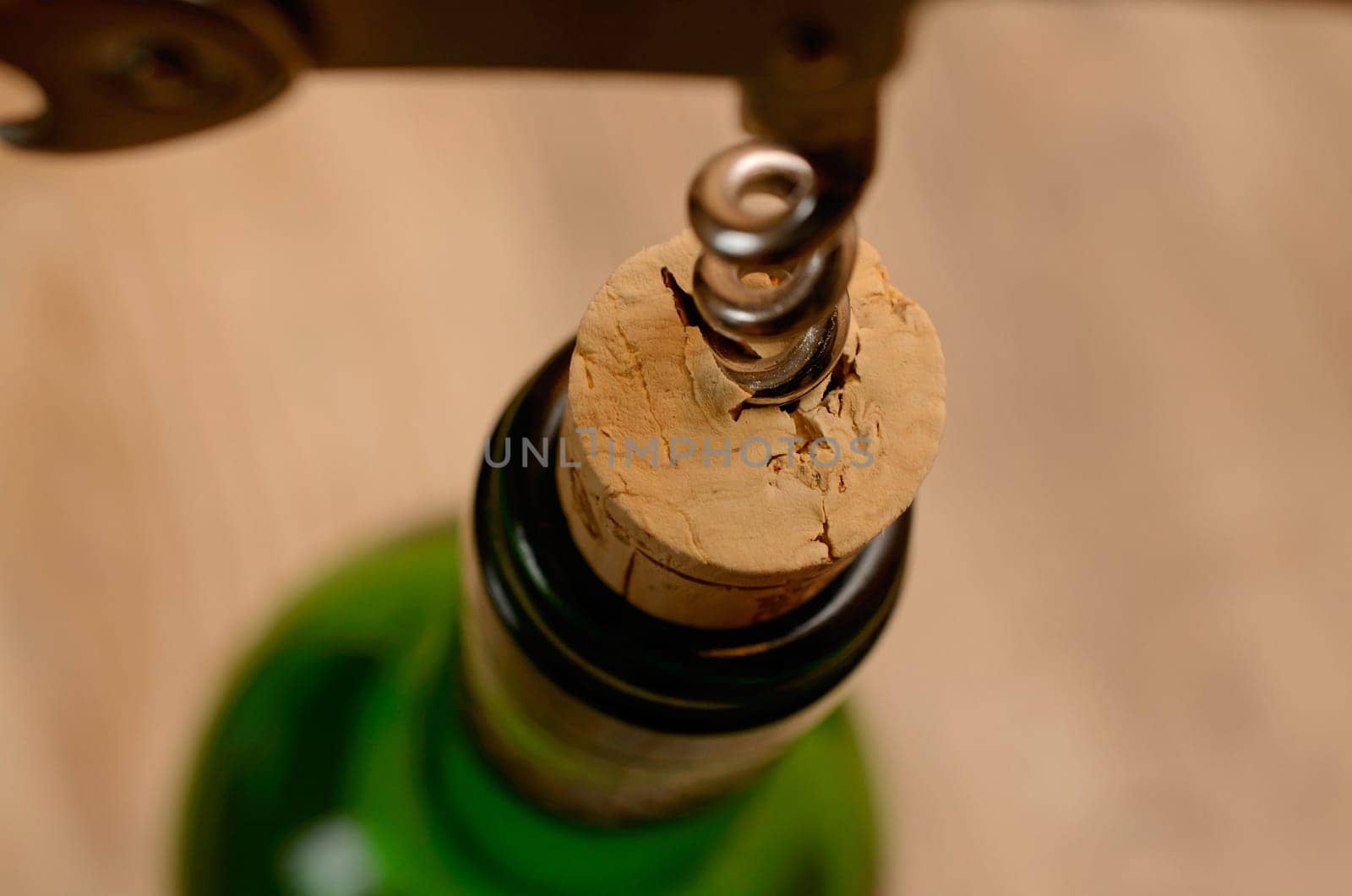 Bottle cork with screw