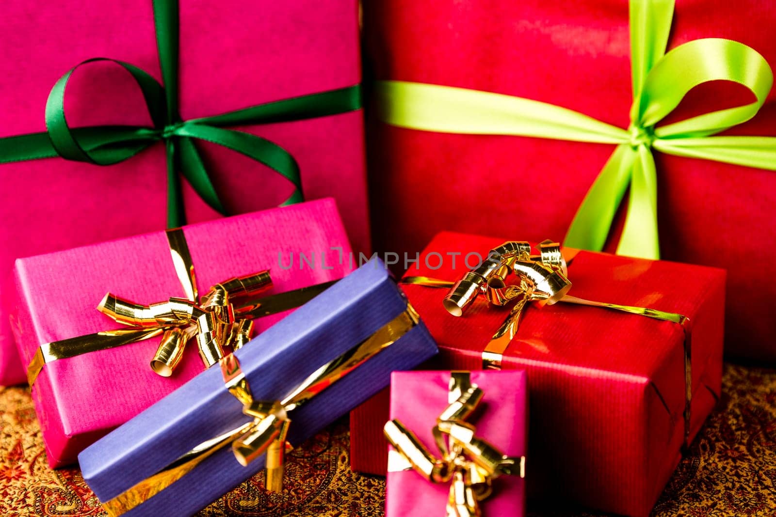 Four small and two larger presents with bow knots. Vibrant, plain colors. Background for many gift-giving occasions..