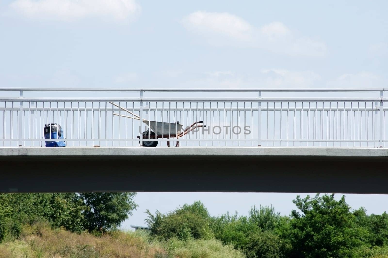 Photograph of a construction site with cleaning utensils on a bridge.