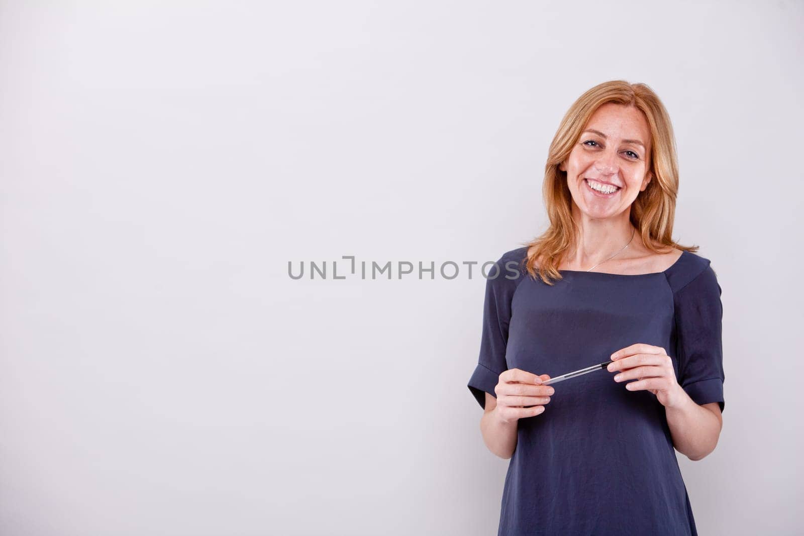 this ordinary real woman is realy able to teach and explain something because this is not a model but a real person and she knows what she does.
