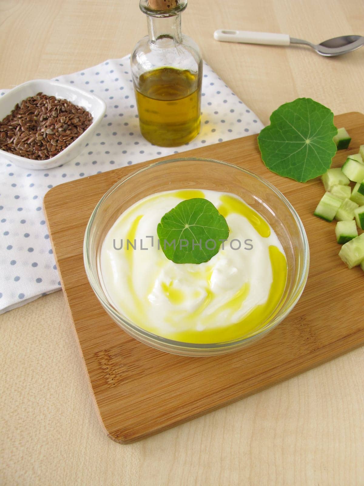 Yoghurt with linseed oil