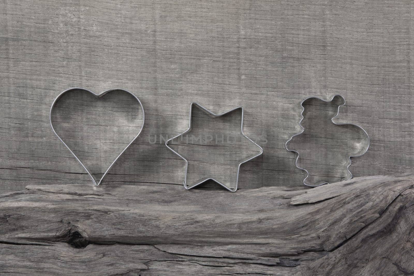 Gingerbread cutters on trunk for christmas - for a greeting card