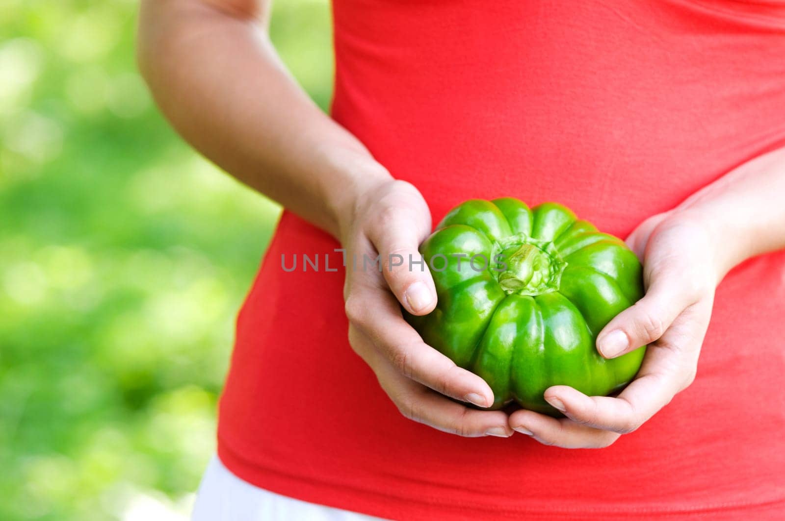 Green pepper in hand