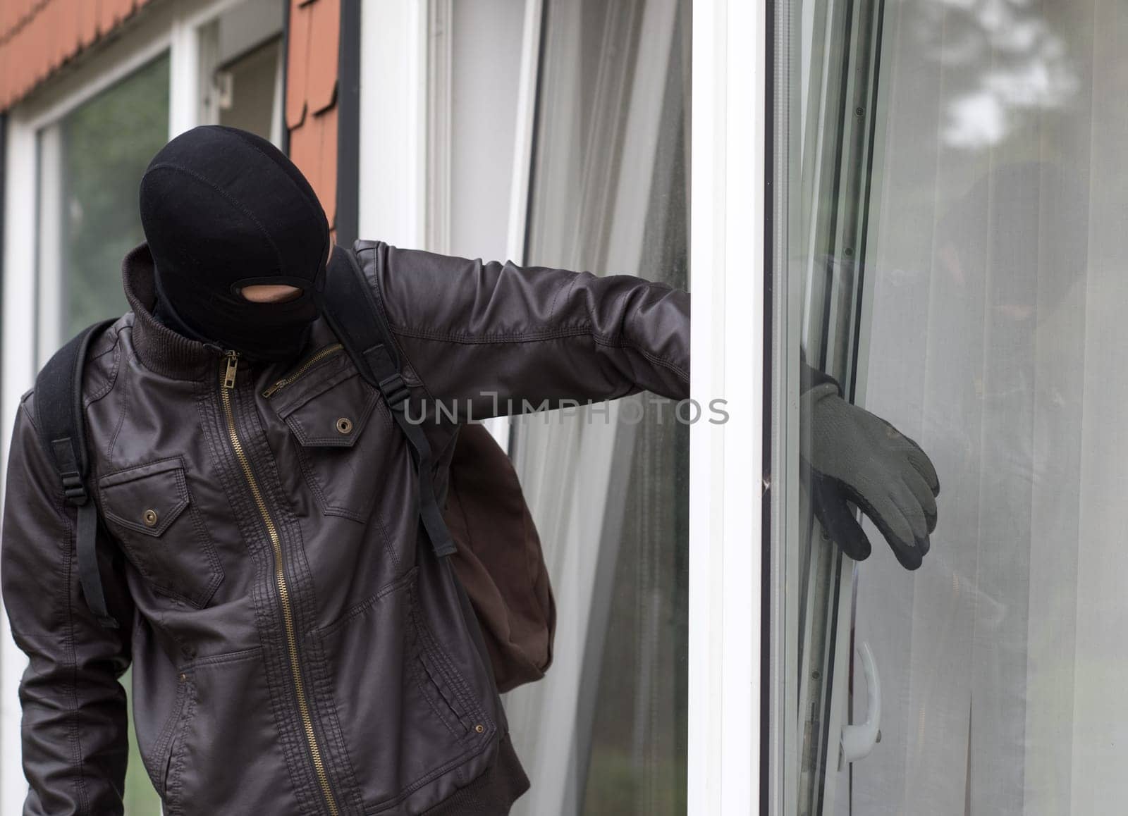 Burglars with crowbar