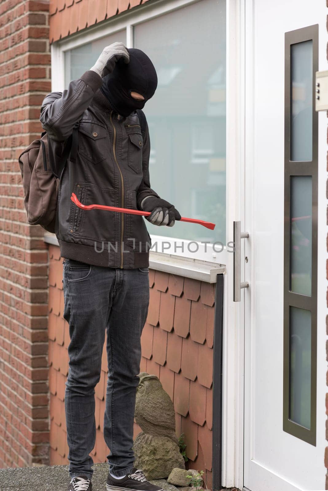 Burglars with crowbar