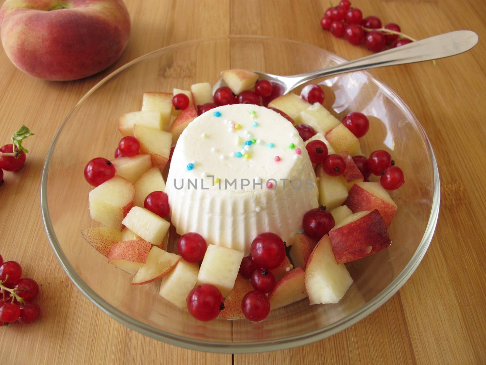 Egg-belses of yoghurt ice cream with fruit