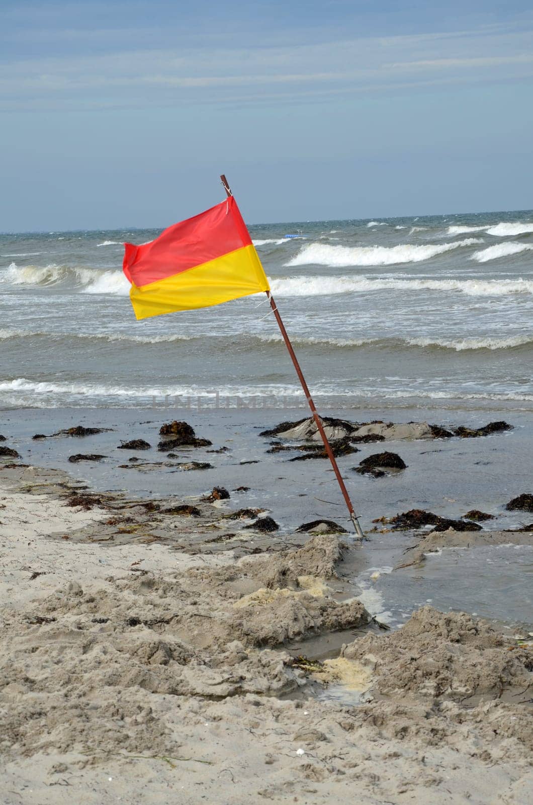red-yellow flag (bathing allowed)