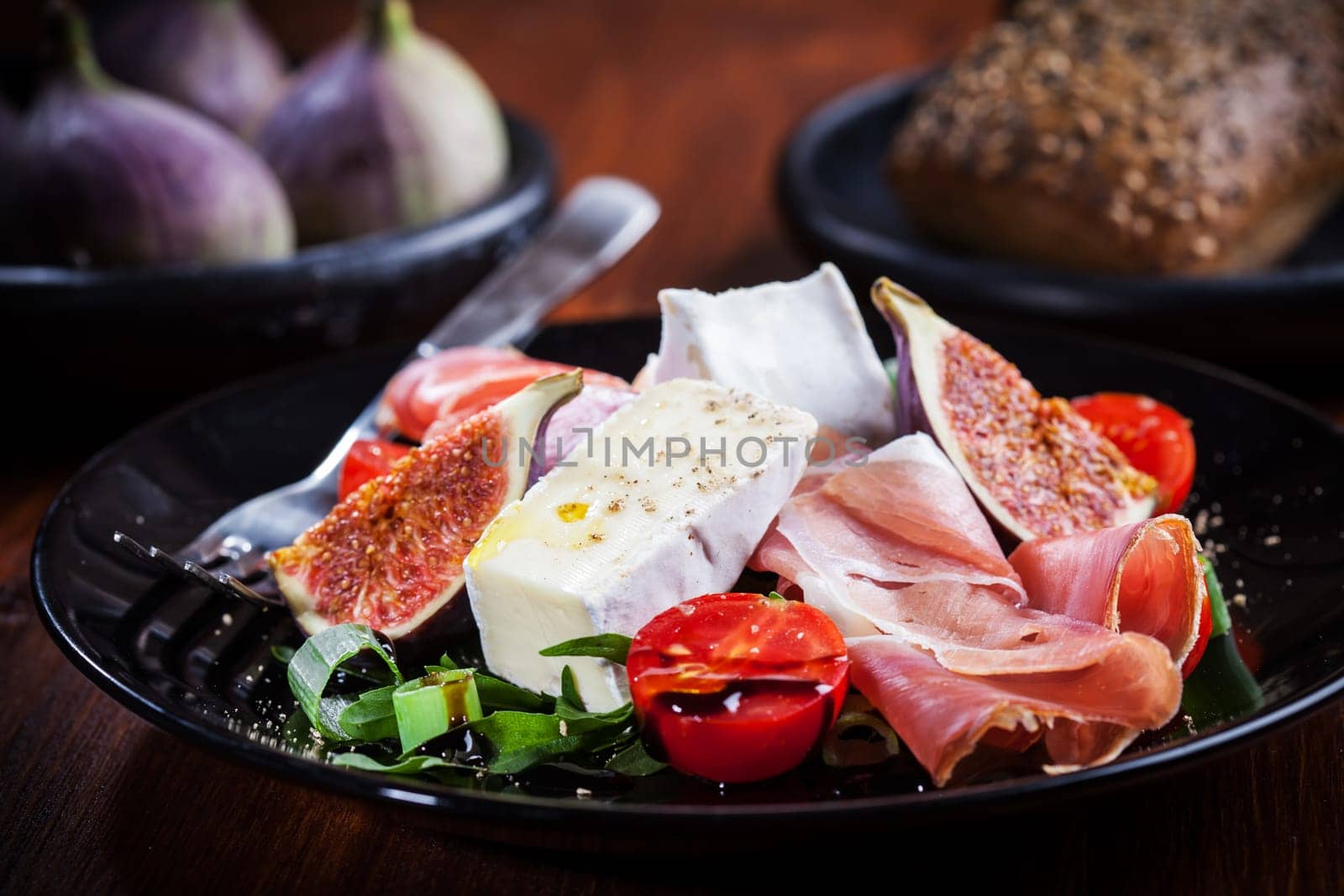 Salad with fresh figs, cheese, prosciutto and cheese