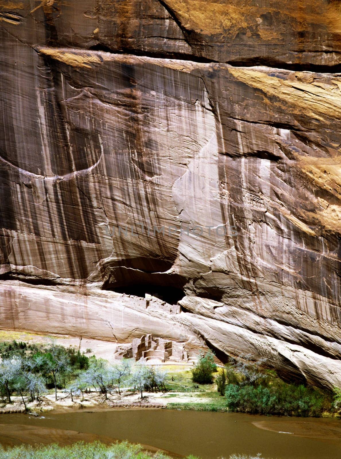 Anasazi cliff dwellings in Canyon de Chelly