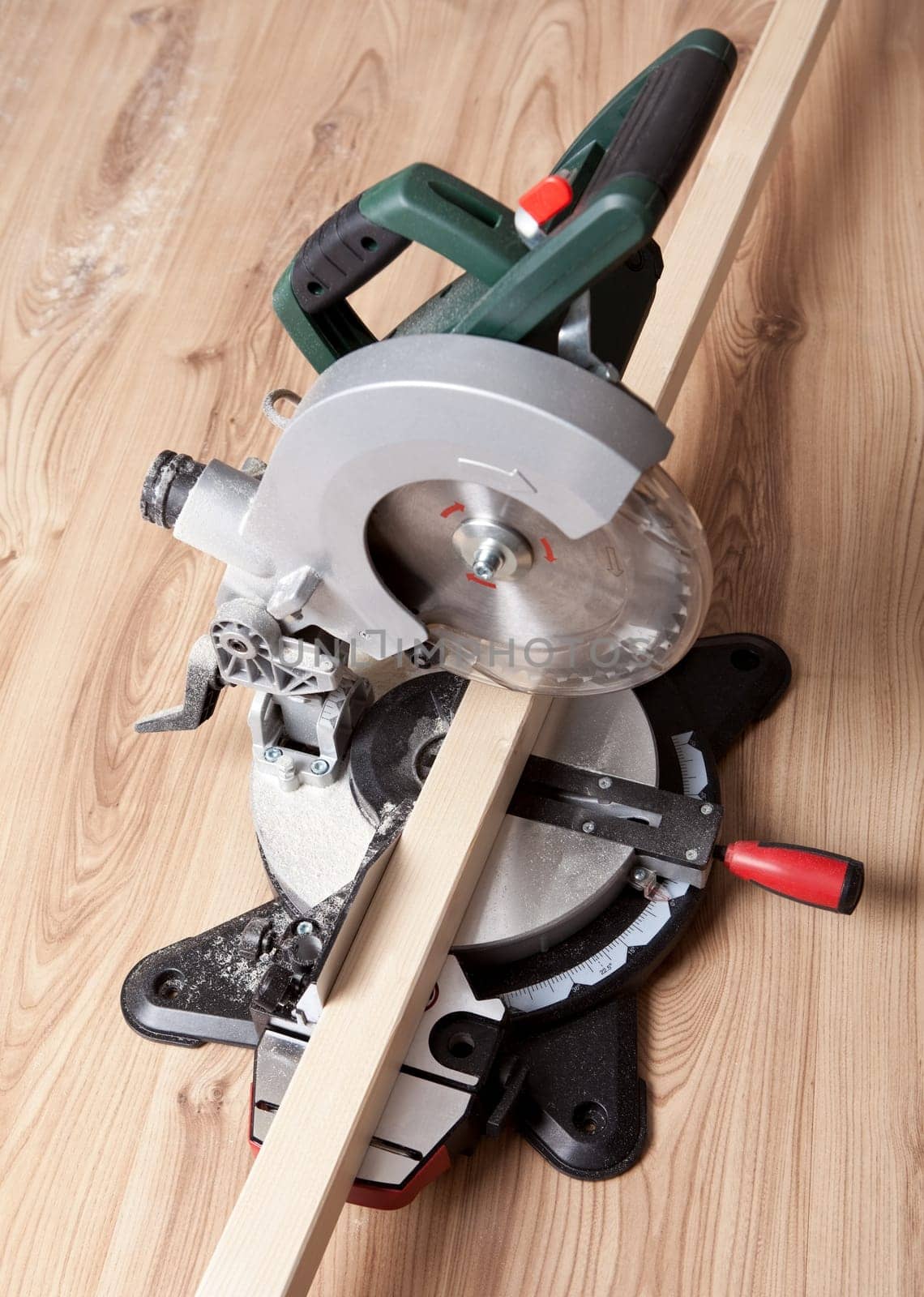 Electrical saw with circular blade for wood