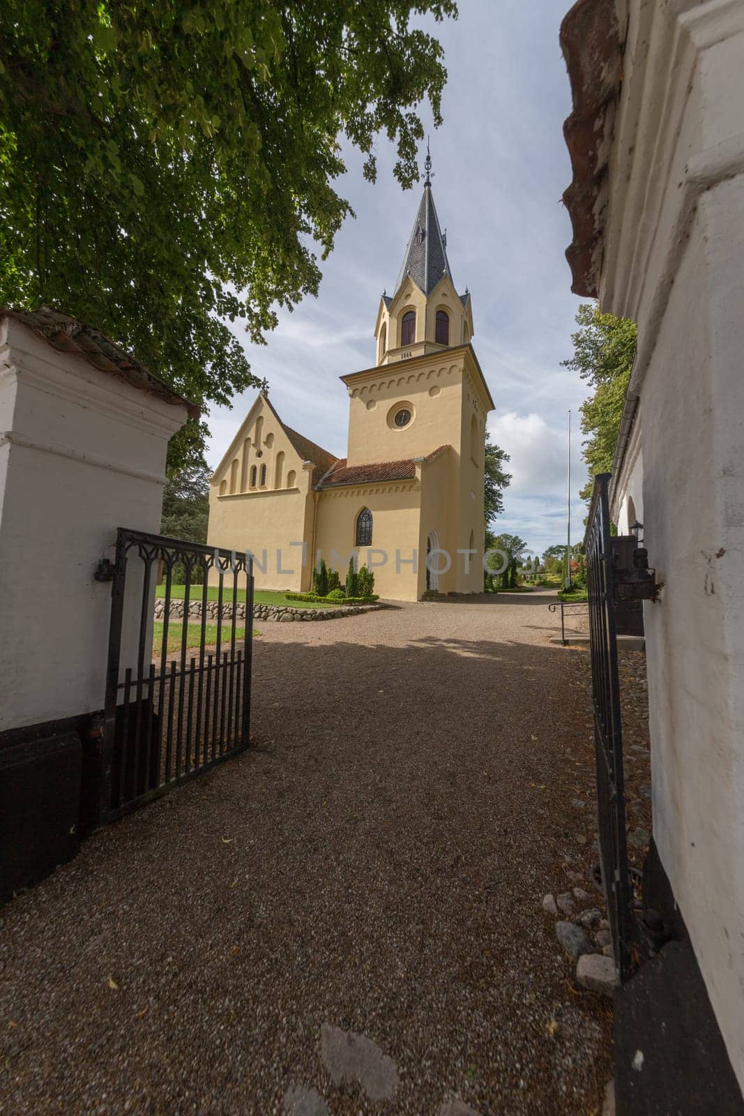 Church in the gate to the cemetery of Tranekér