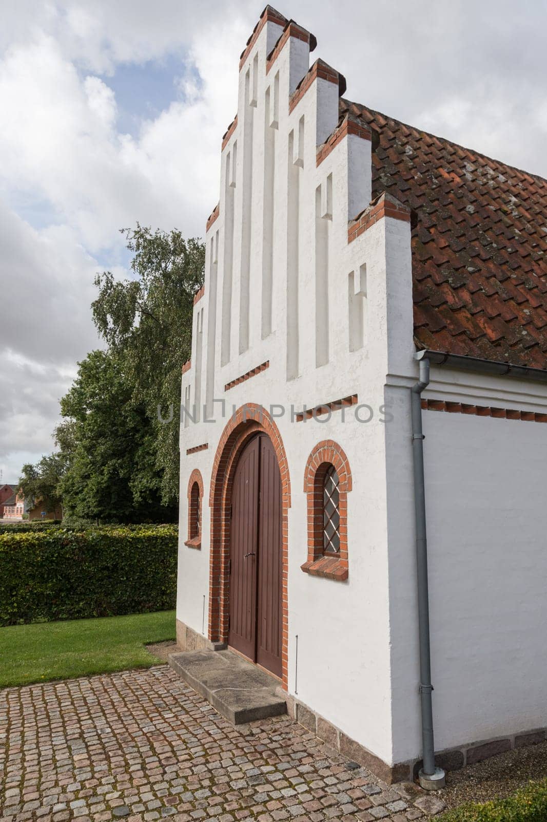 Facade of the chapel in Lindelse