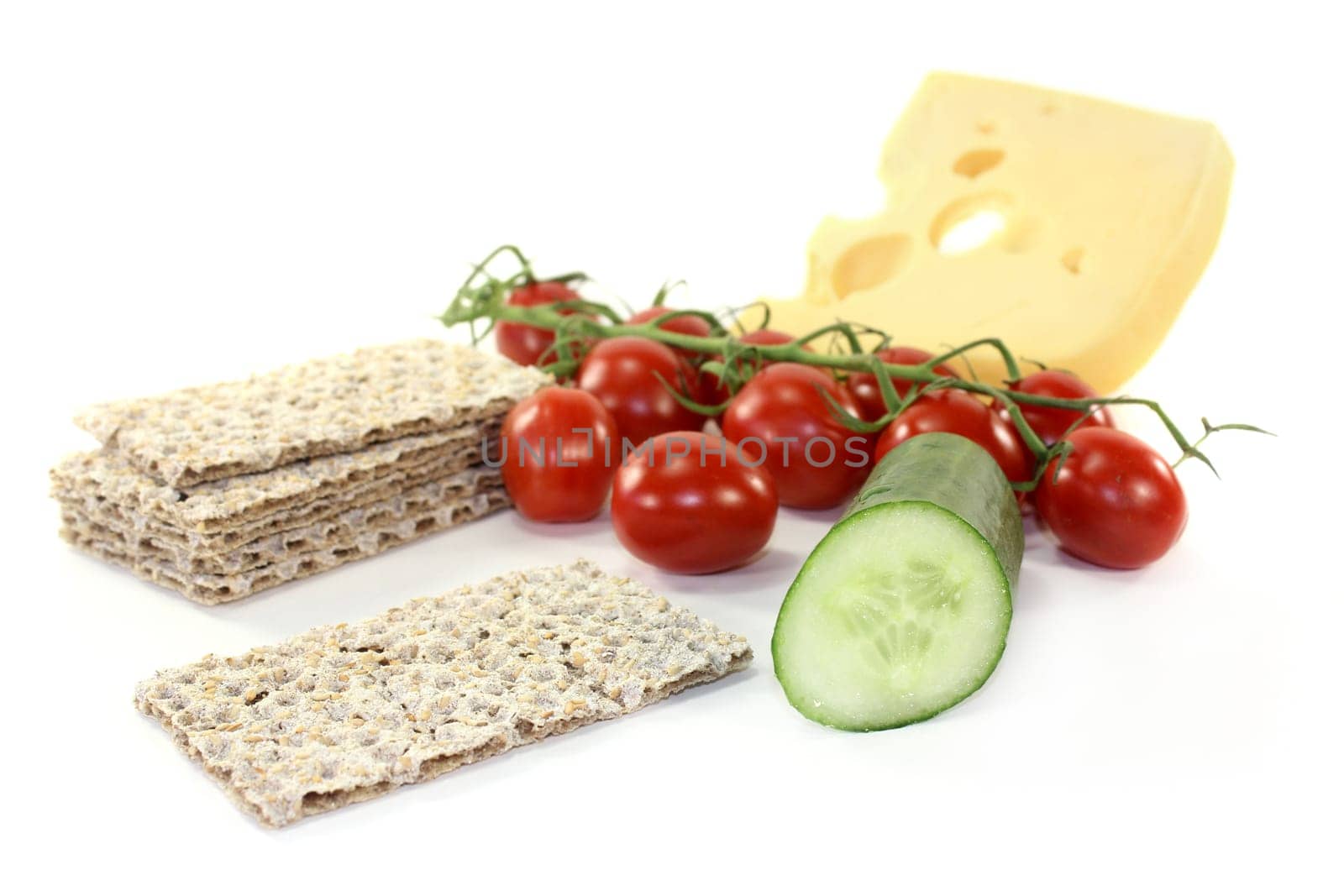 Crispbread with tomatoes and cucumber