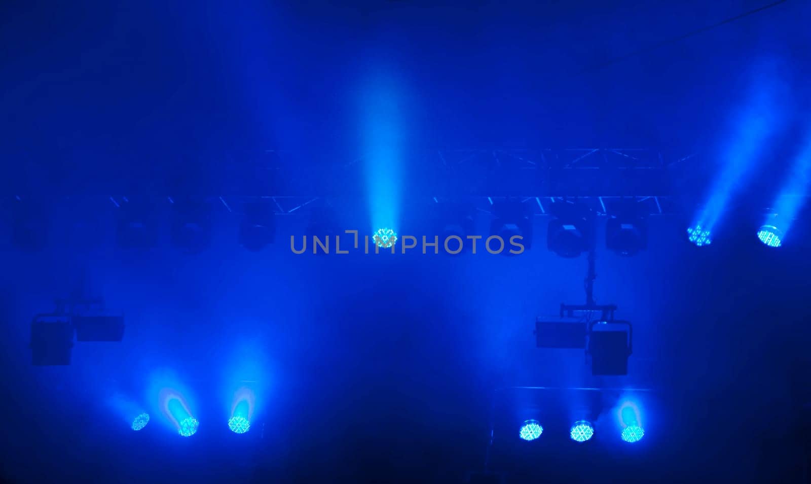 Reftector lightsi on open air stage