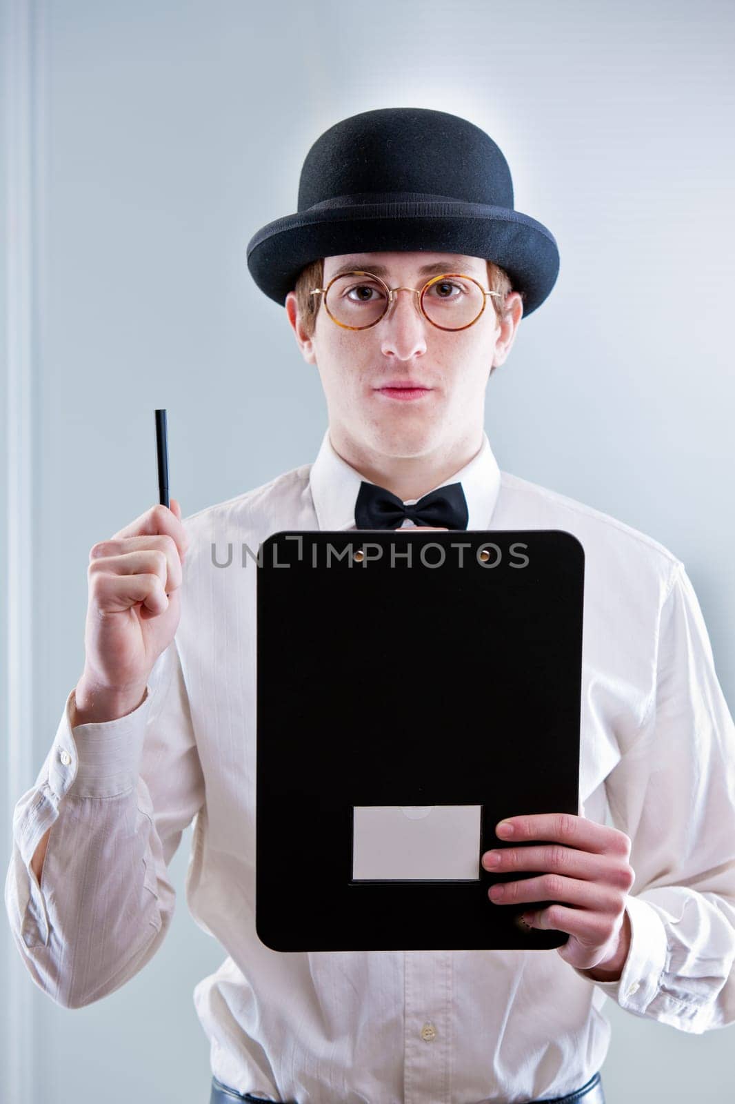 accounting gentleman with a pen and a notepad