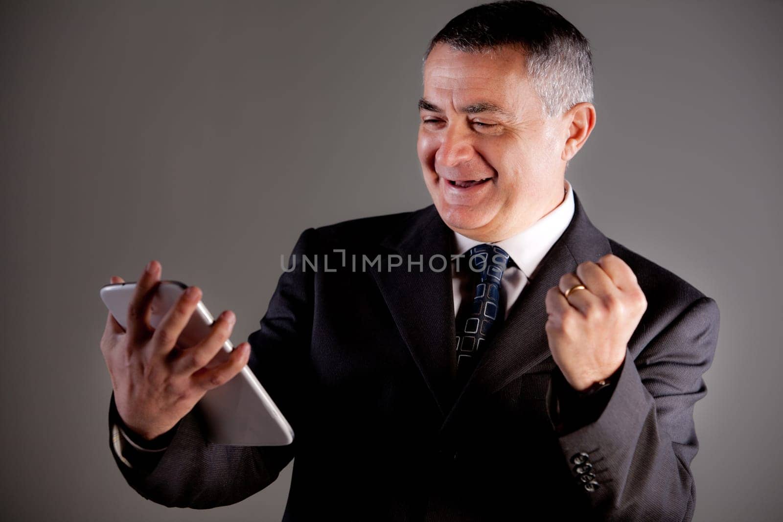 An old manager using successfully and with satisfaction a tablet