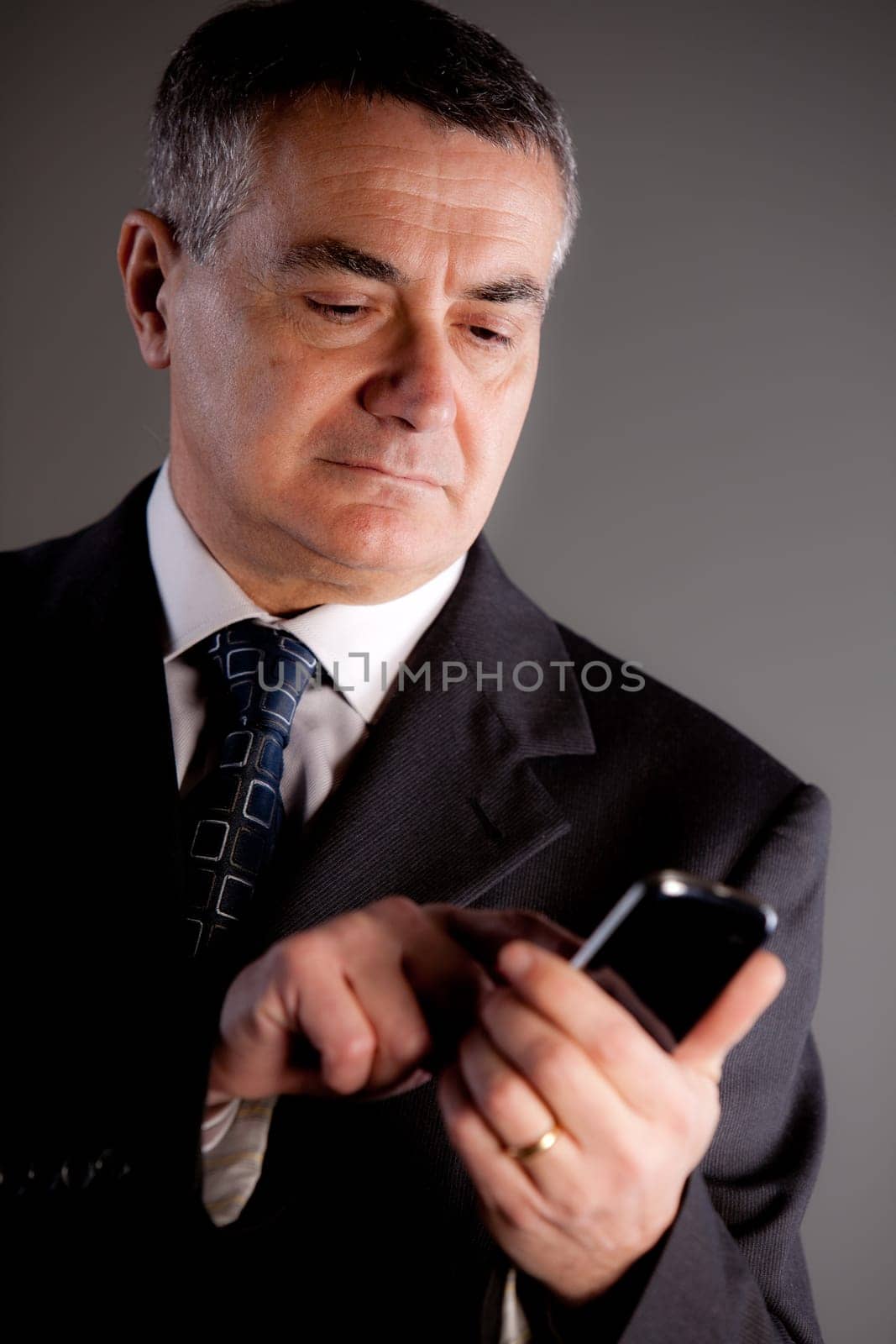 A senior manager using successfully his inseparable smartphone agenda and calendar