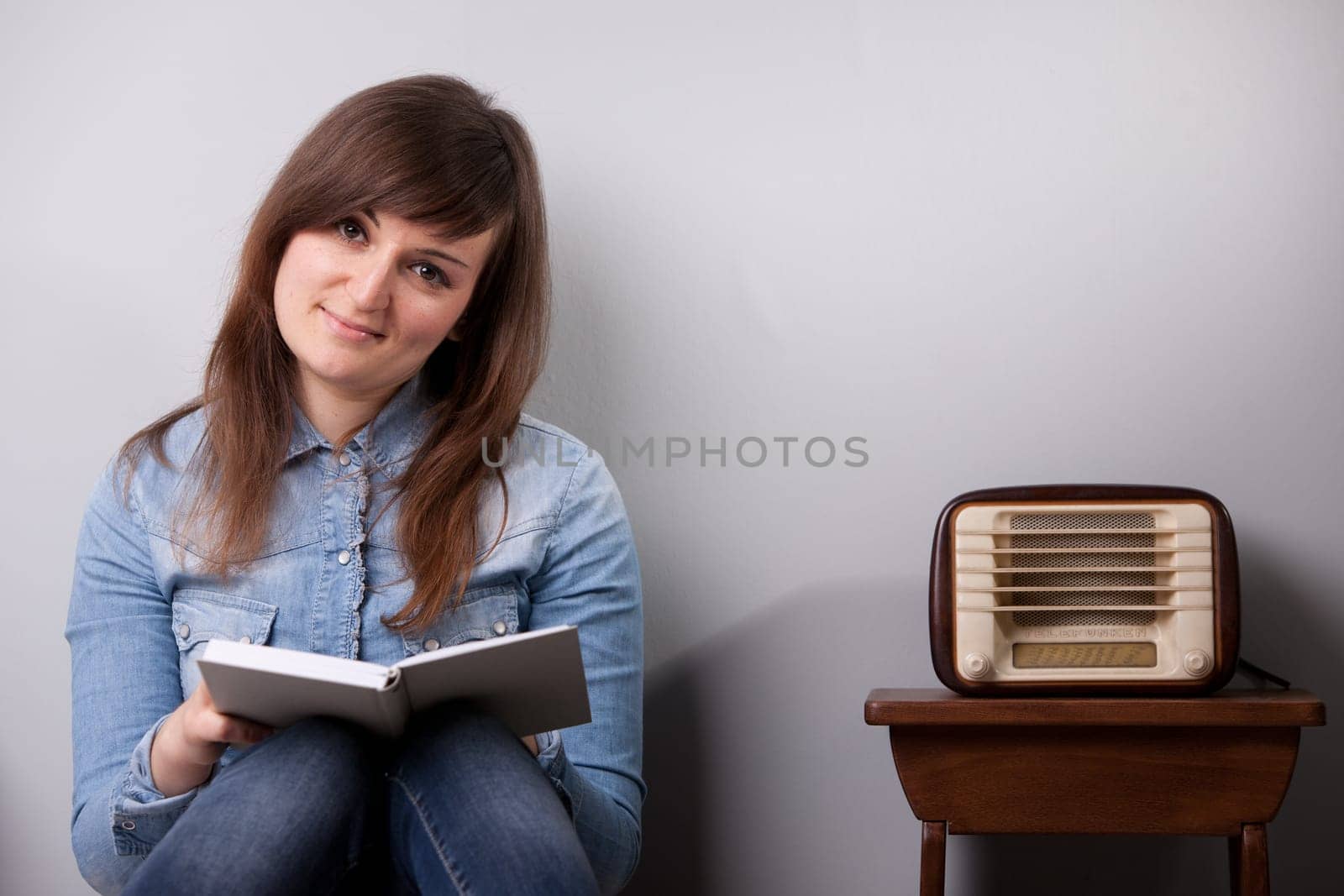 a girl at home reading in relax sitting on the floor