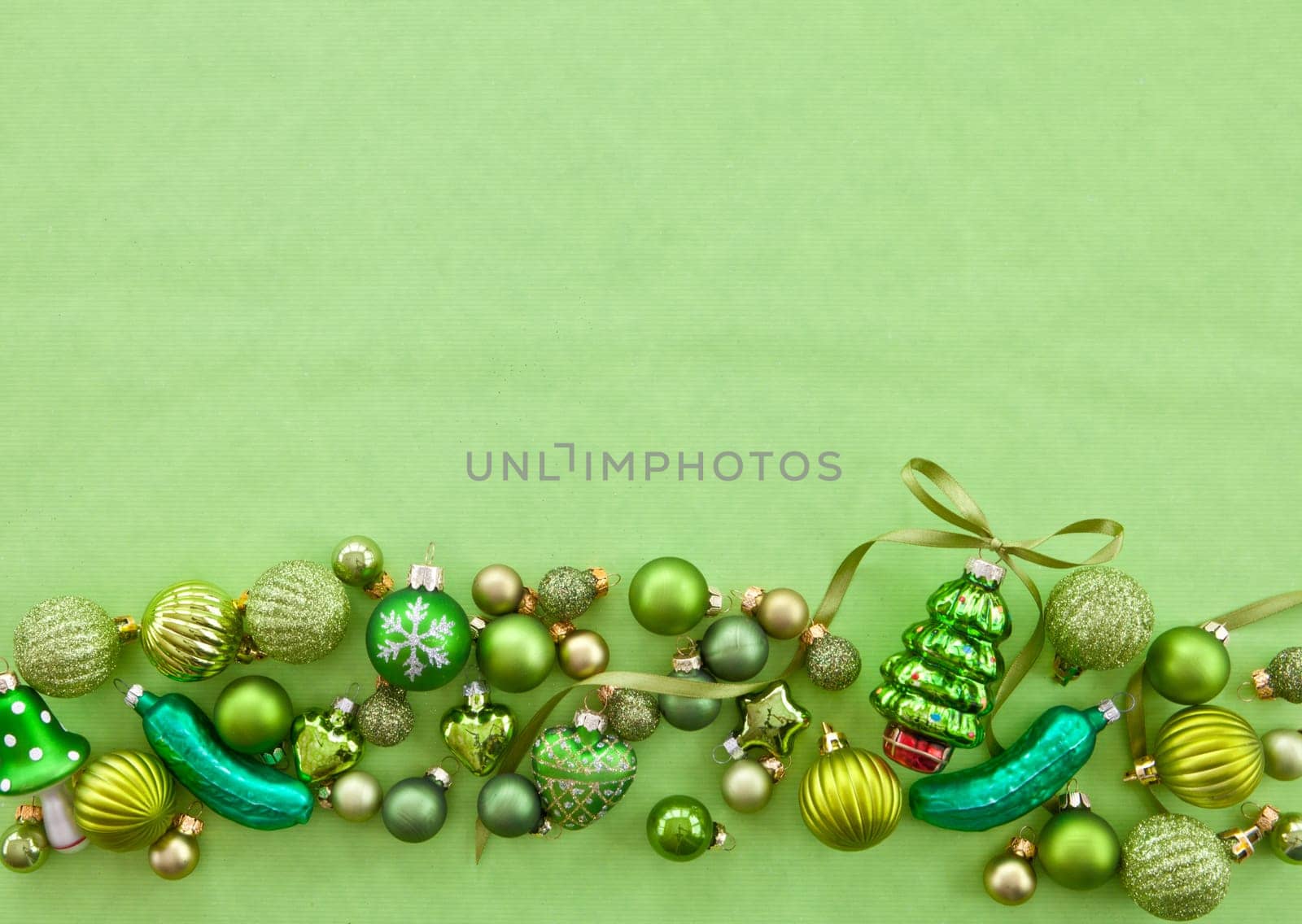 Gruene Christmas tree baubles as a frame on Gruen
