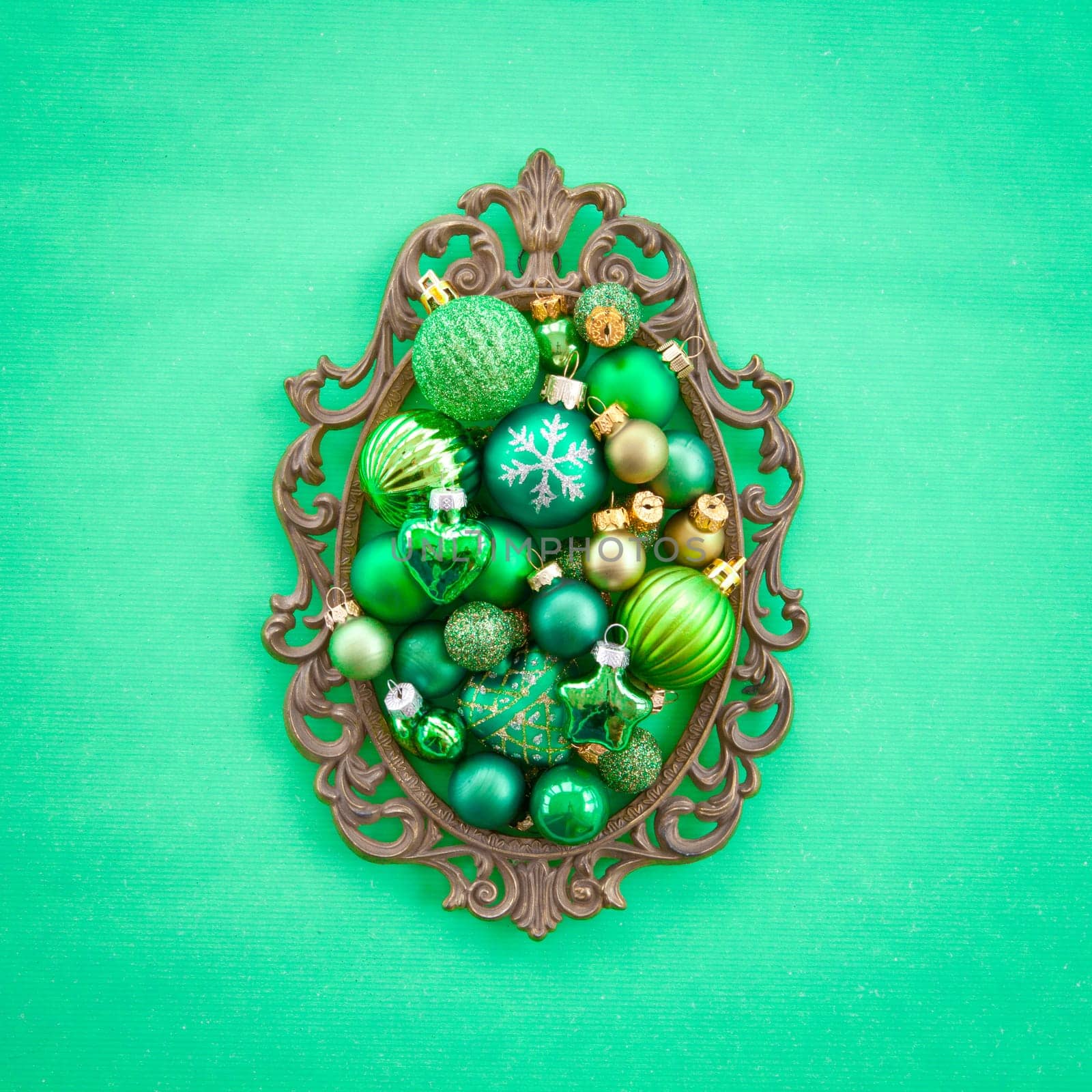 Oval frame with Christmas tree balls on Greens