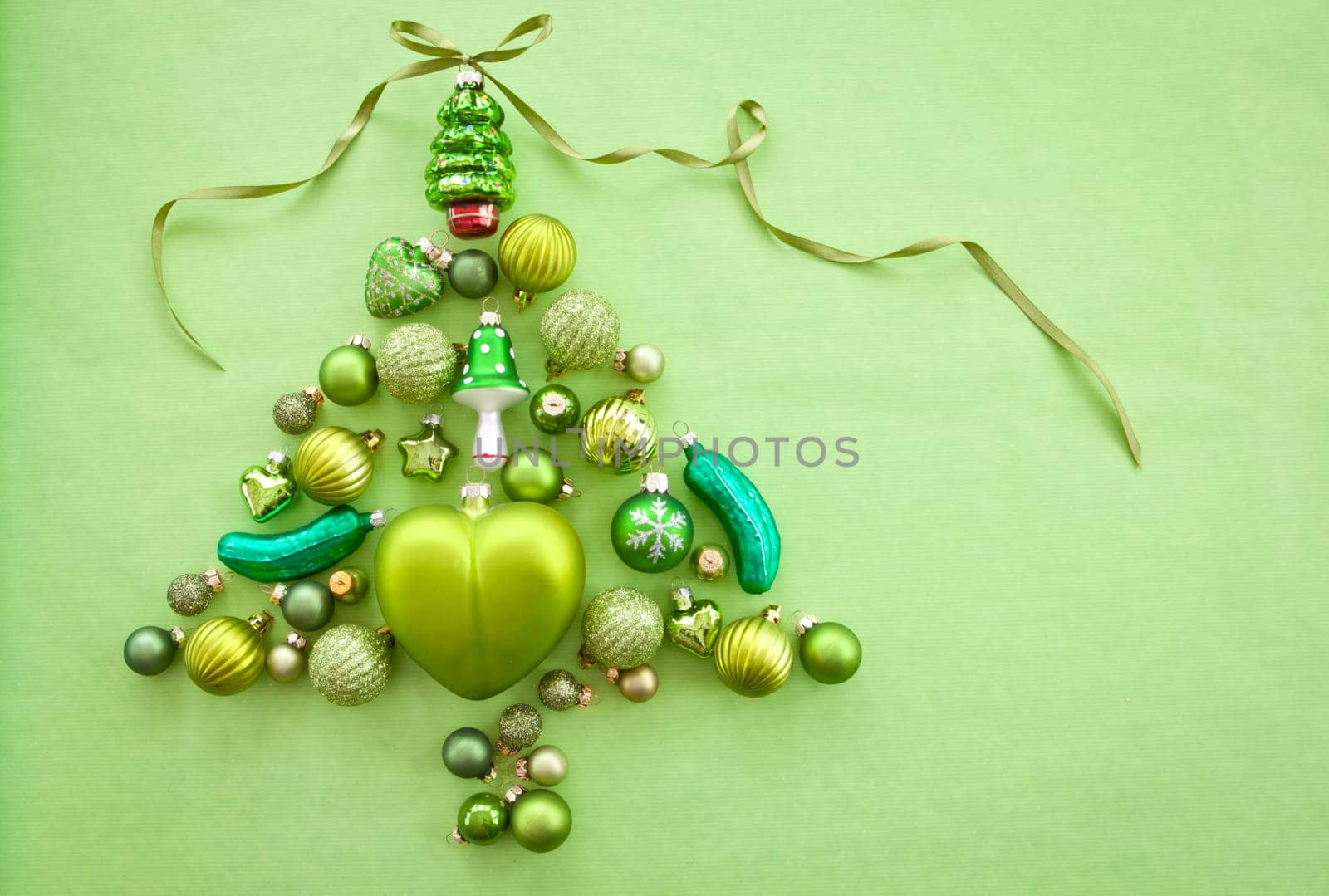Gruene Christmas tree baubles in the shape of a Christmas tree on Gruen