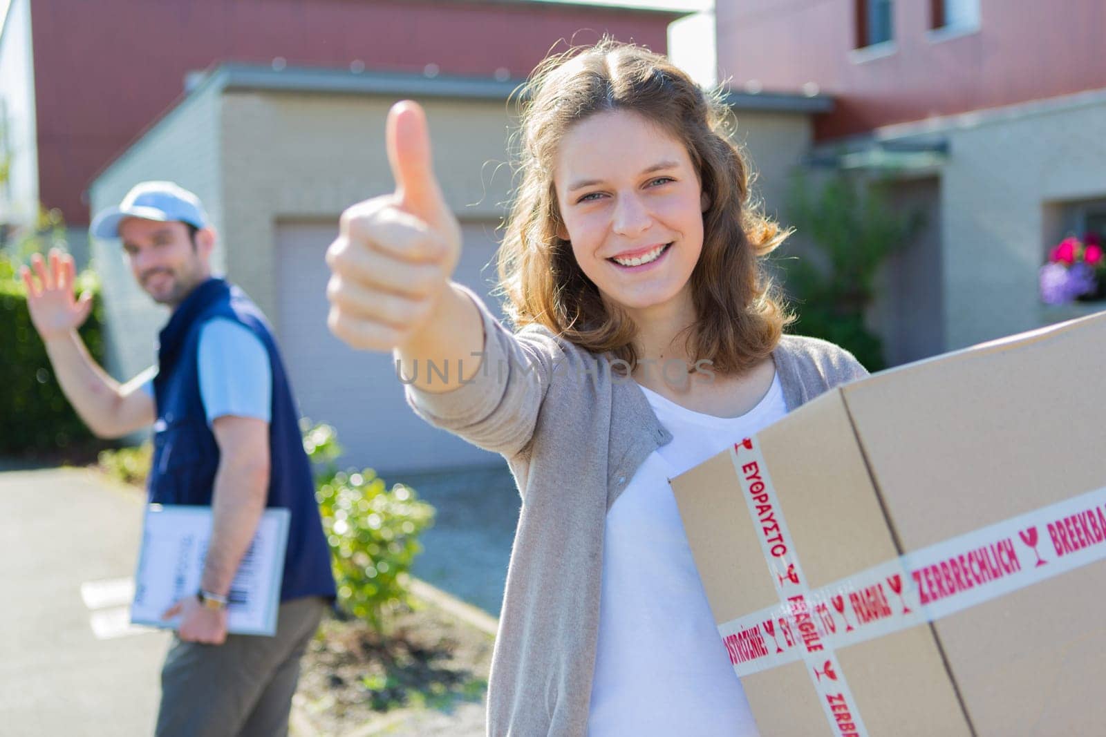woman happy,parcel,delivery  man   package  parcel  deliver  big   box  cardbox  fragil  exterior  digital  house  home  professional  gift  surprise  happy  contact  confident  exchange  blue  colorful  20s  30s  people  residential  neighbourhood  customer