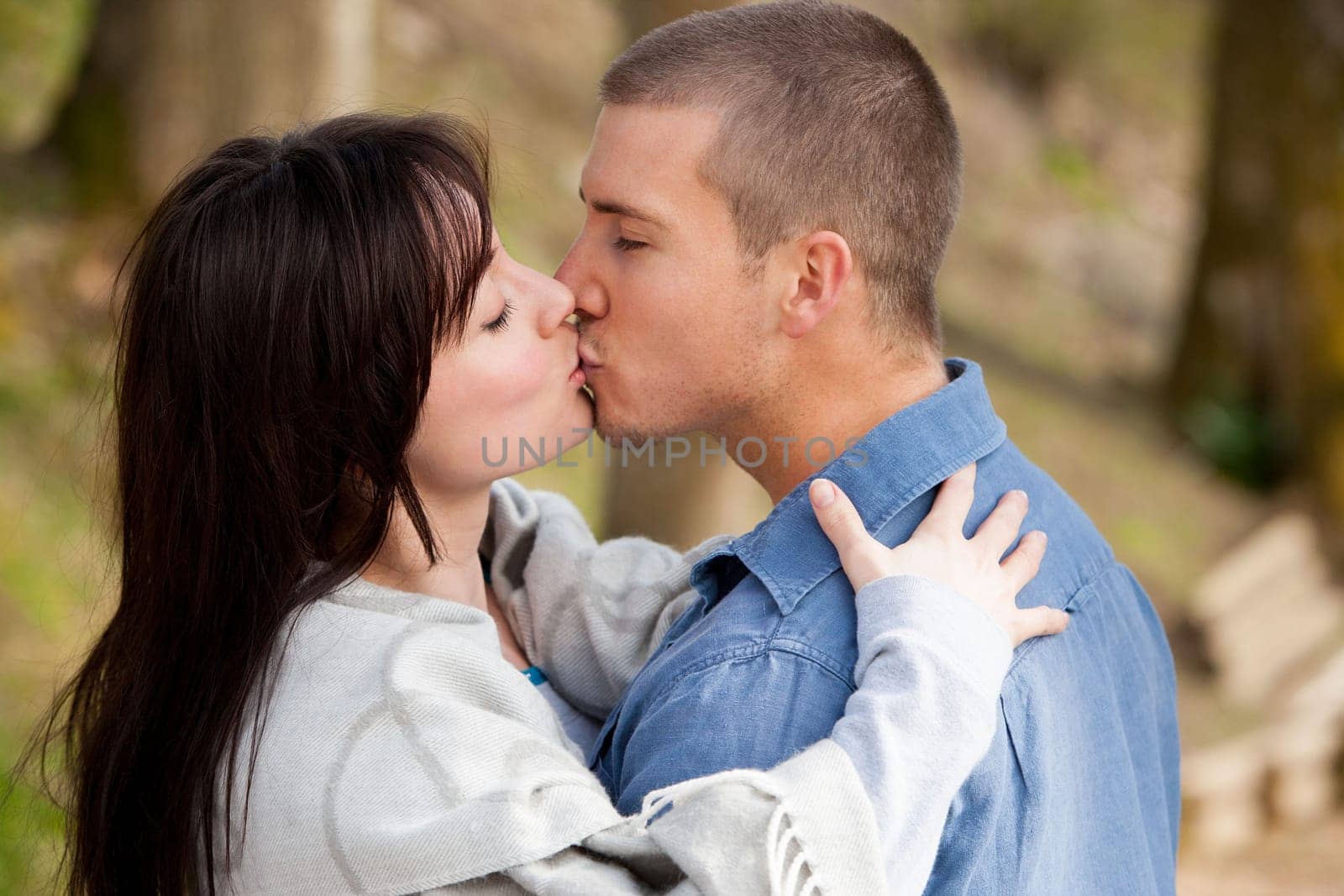 couple kissing outdoors