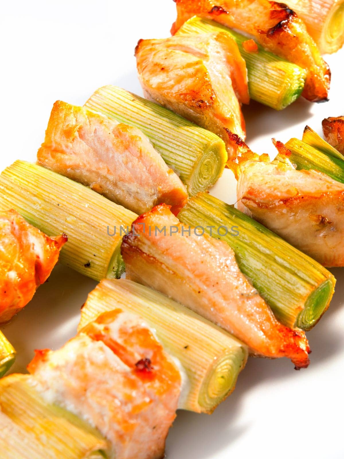 Salmon skewers with leek