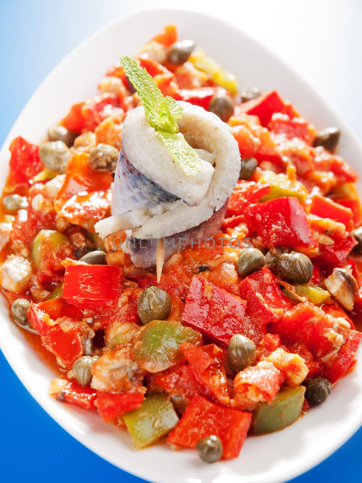 Tunisian salad with red peppers, marinated fish and capers