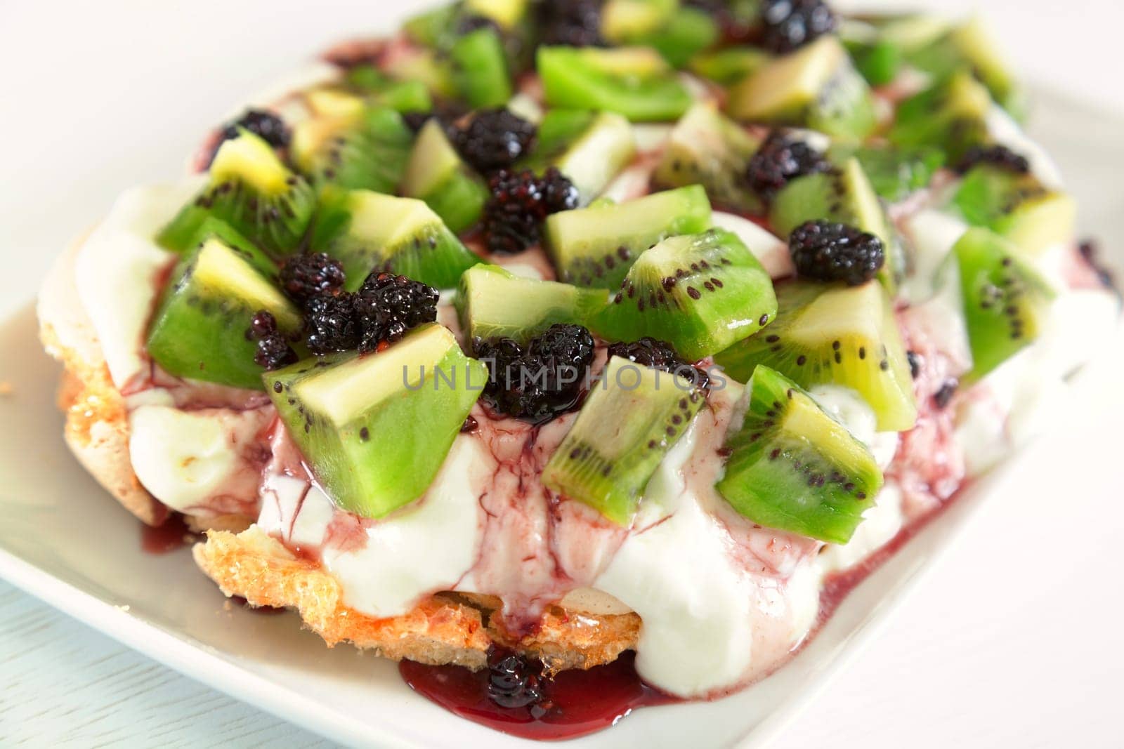 Pavlova with kiwi and berries