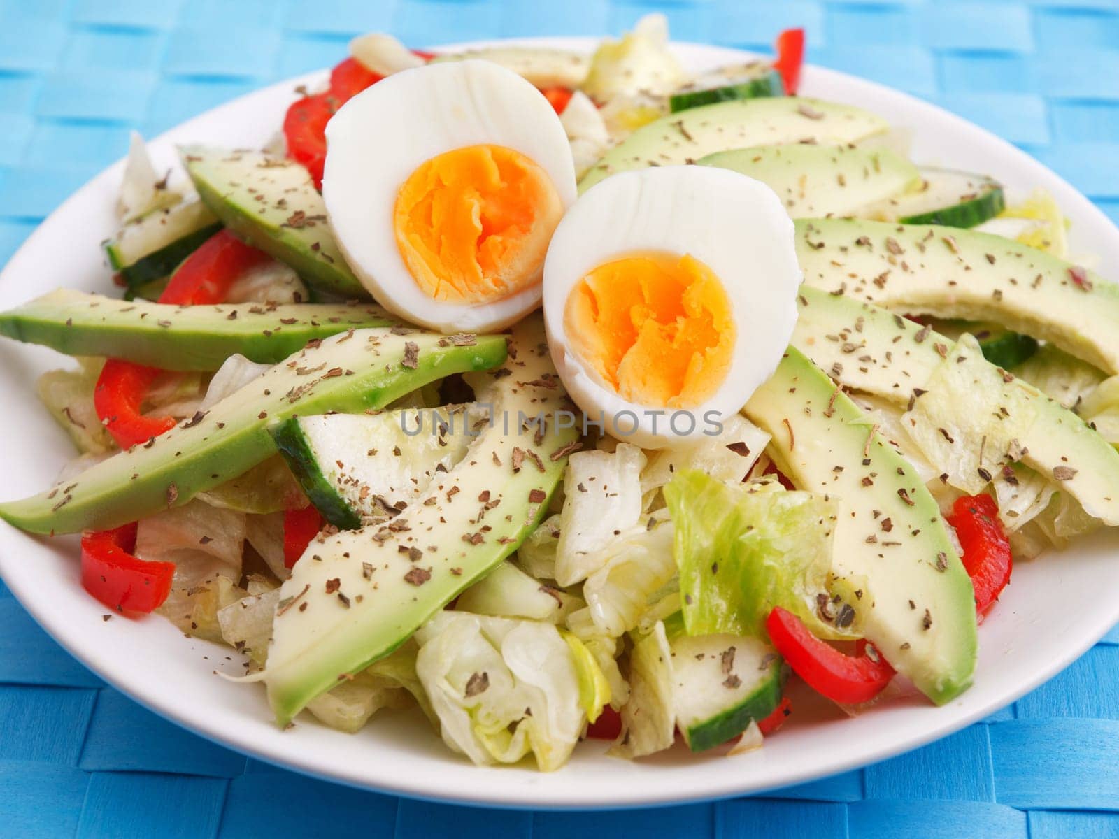 Salad with avocado, peppers and eggs, one portion