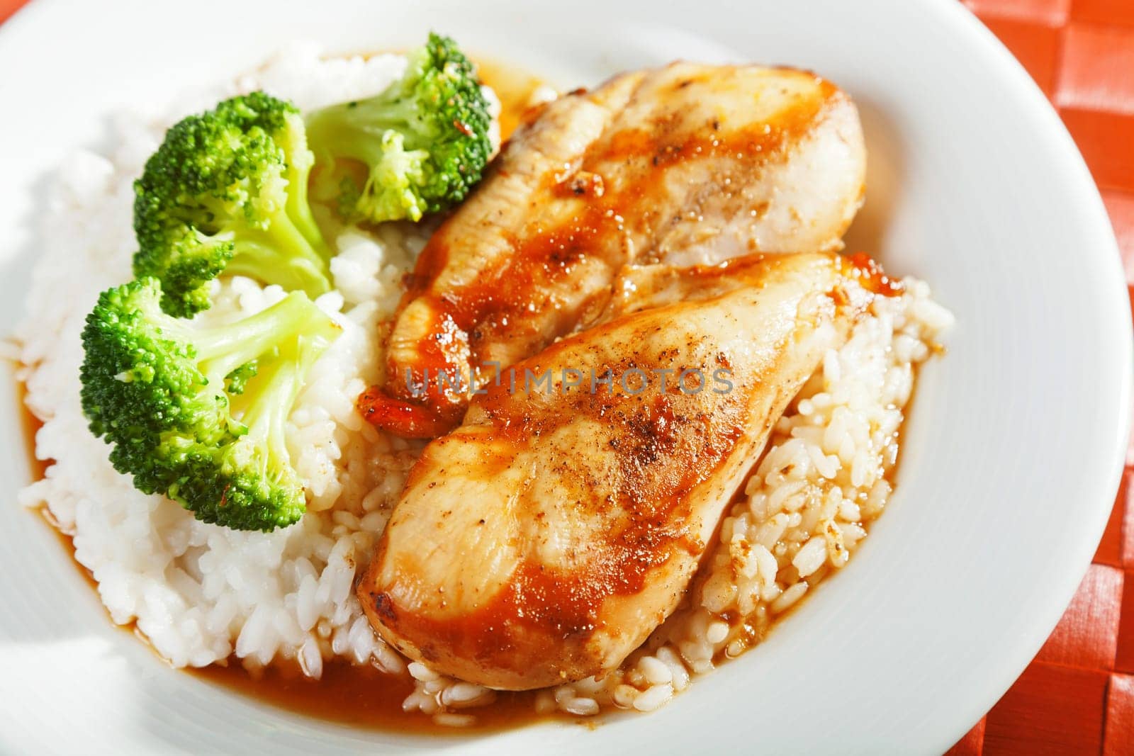 One portion chicken with rice and broccoli