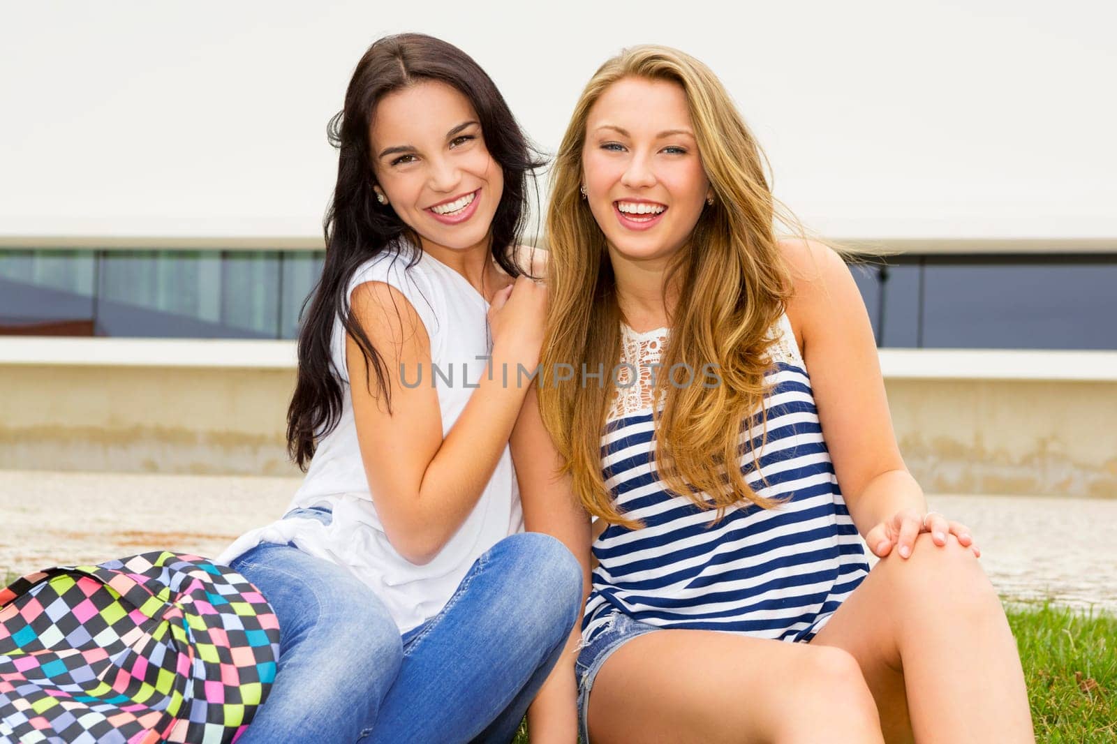 Tennage students sitting on the grass and study together