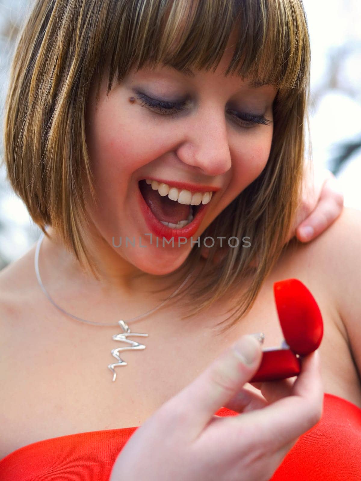 Man proposes marriage to his girlfriend