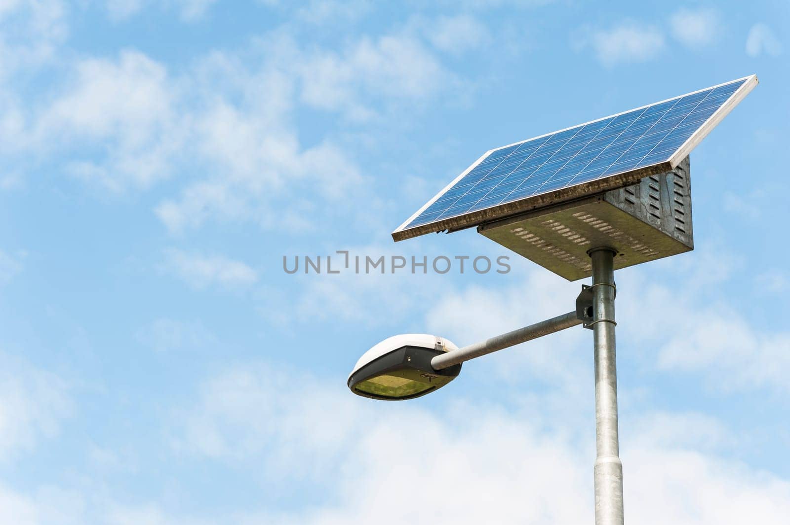 Street Light powered by a solar panel with a battery included