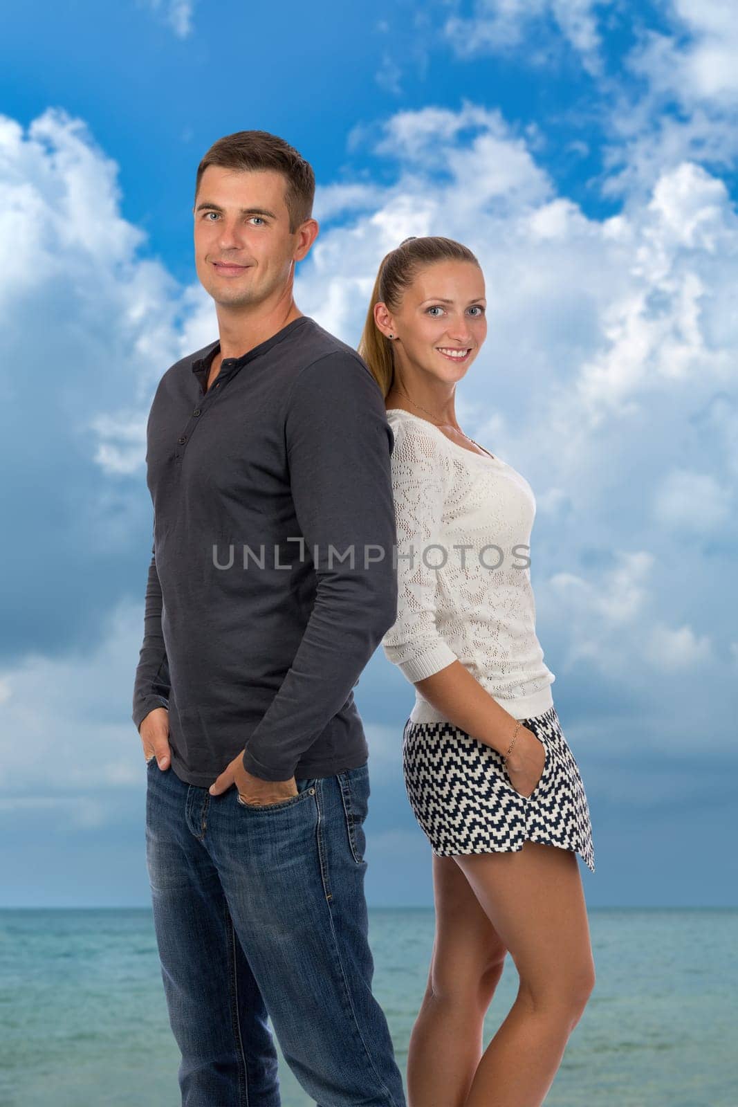A happiness couple hug together with sea background.