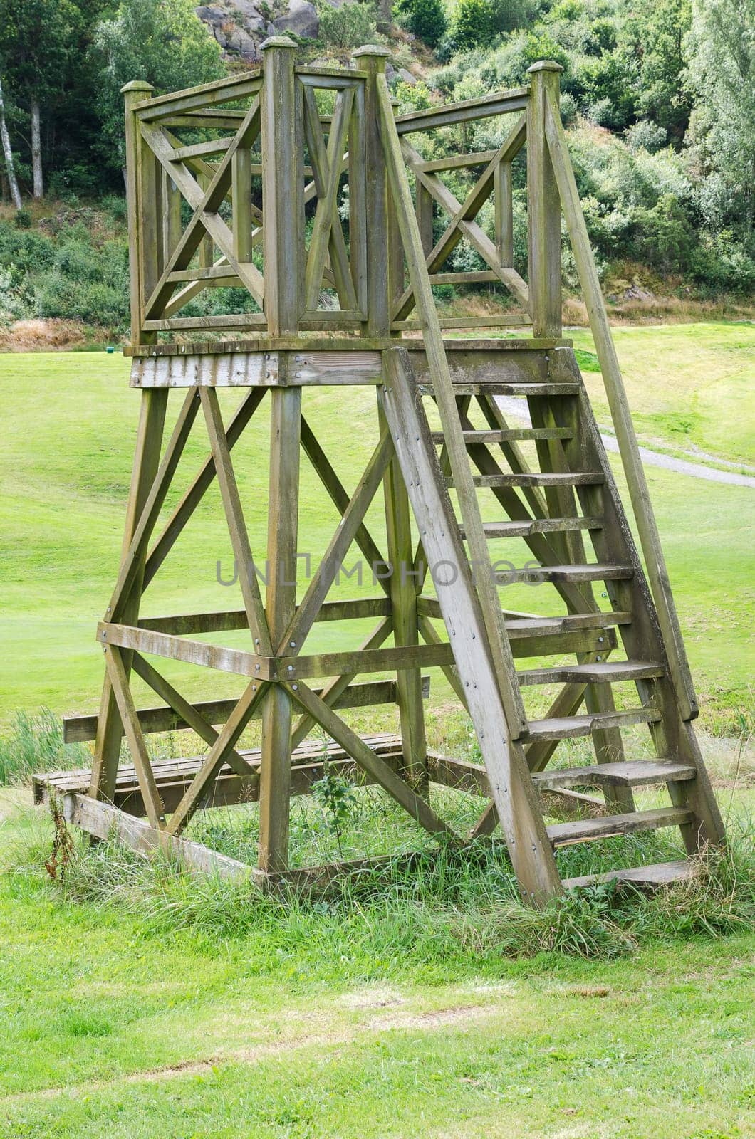 one hunting and observation tower on the field