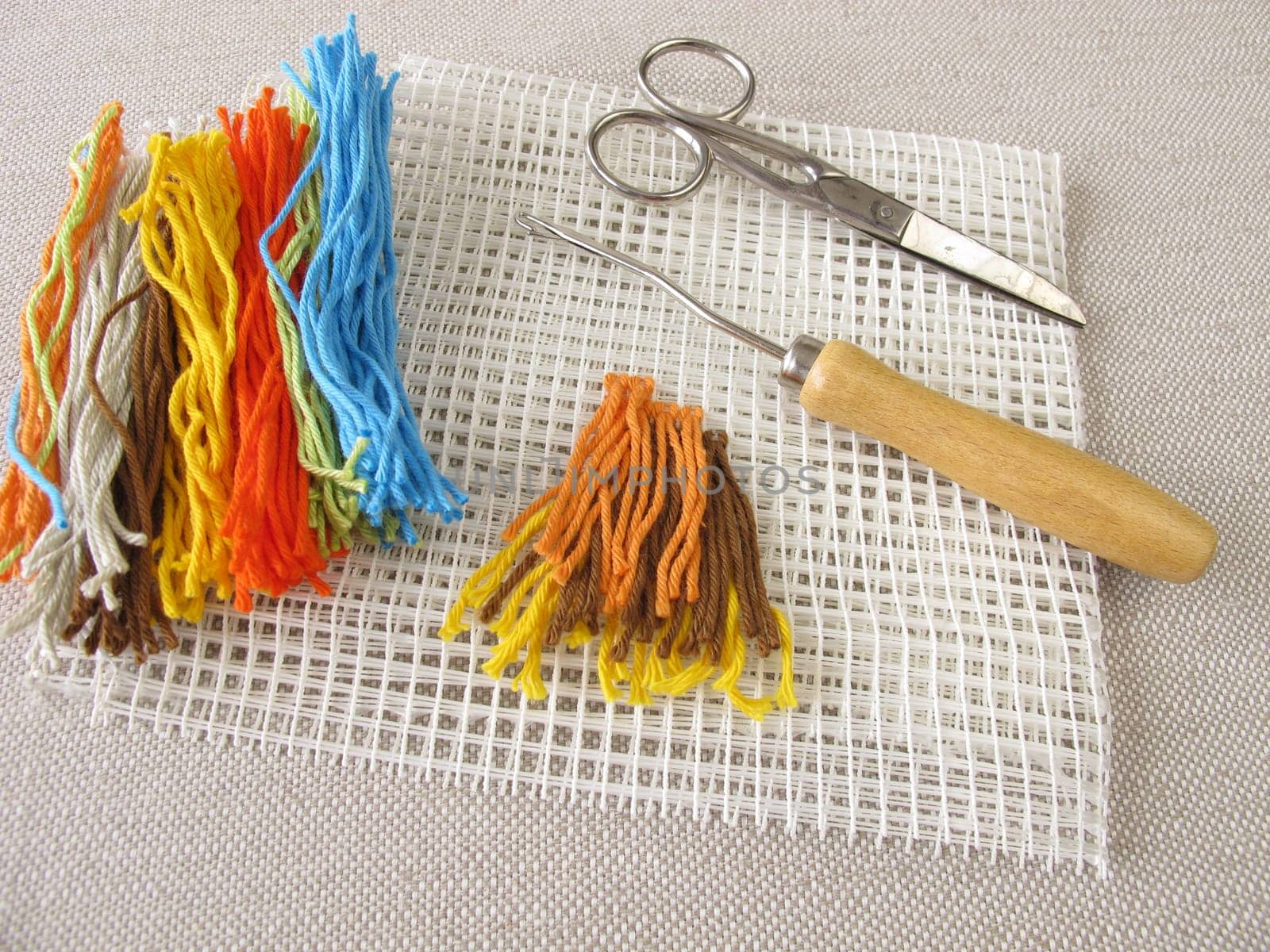 Knotting by hand