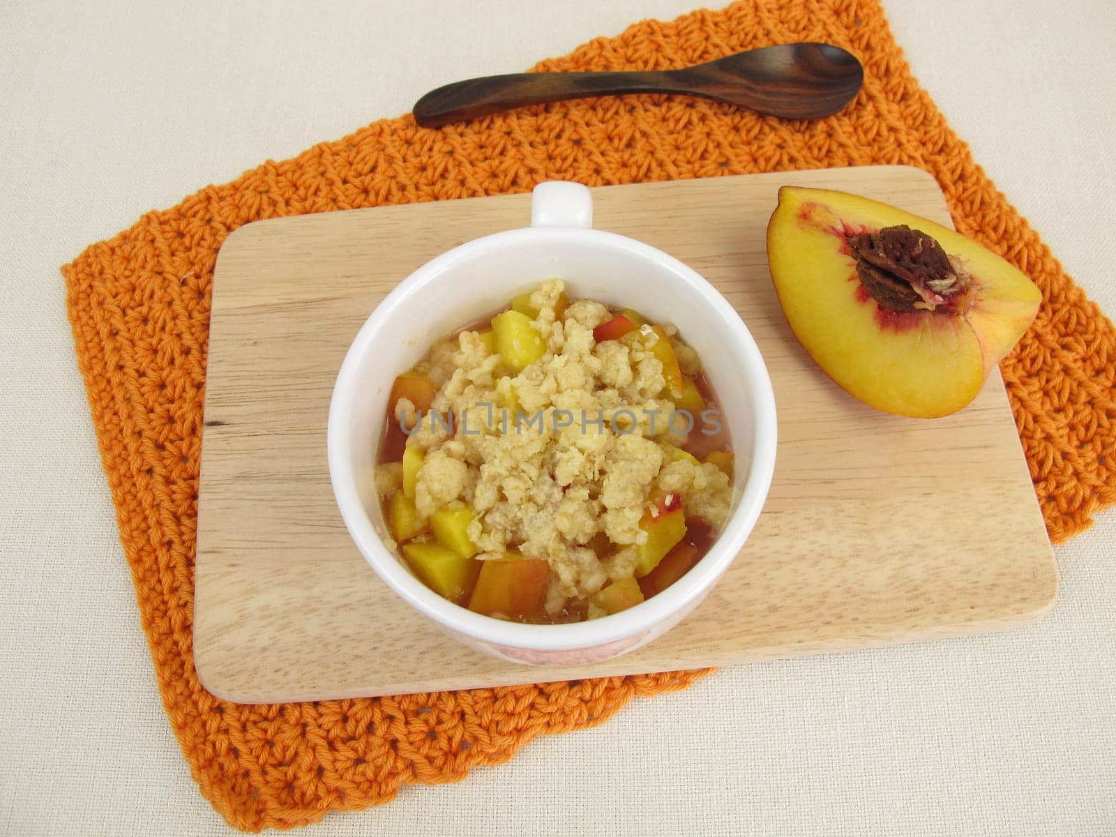 Cupscrumble with peach from the microwave
